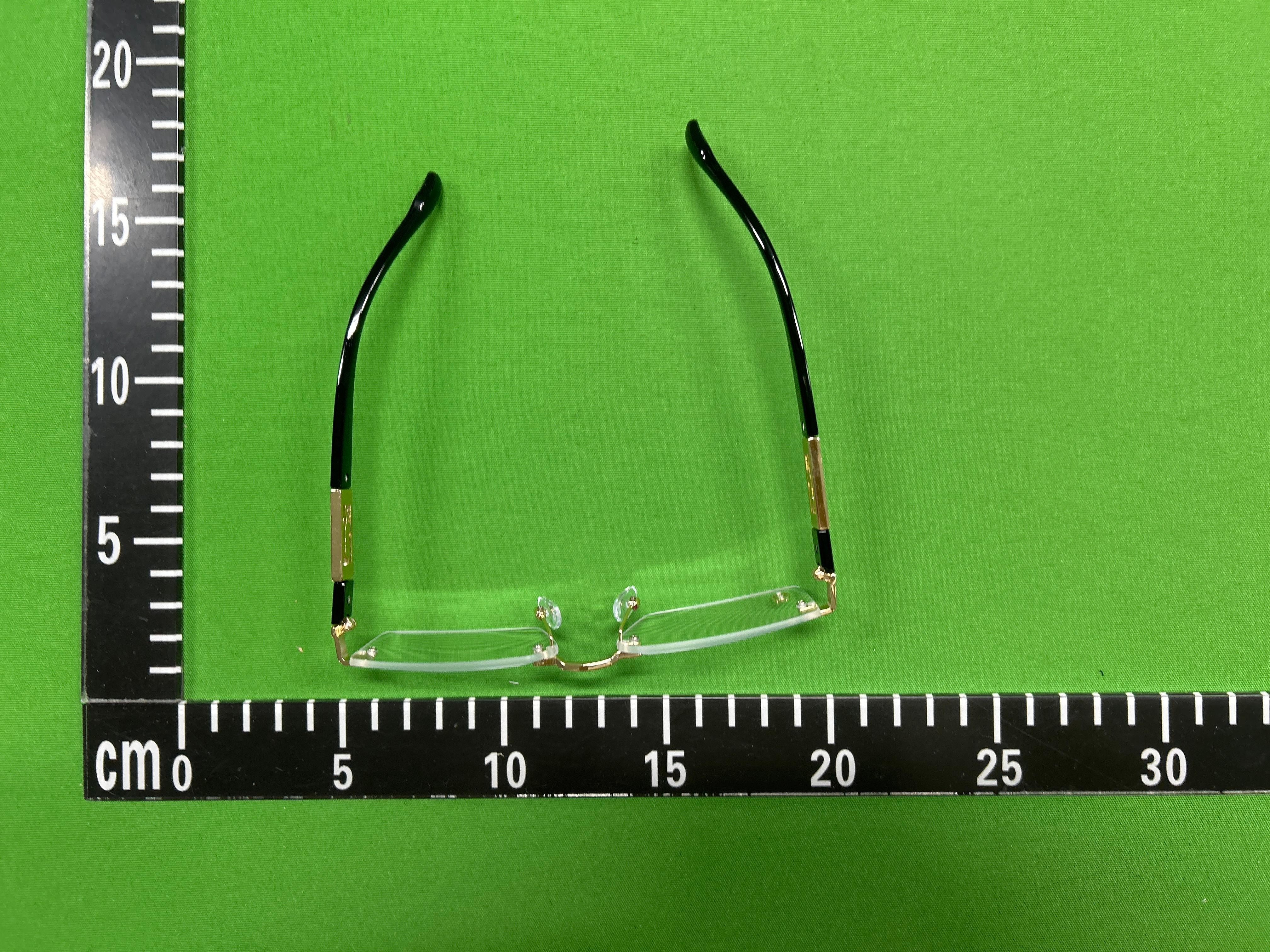 Foto QC 4 de Cartier Panthère Rectangle Metal Sunglasses Gold Black Brown Gradient (076)