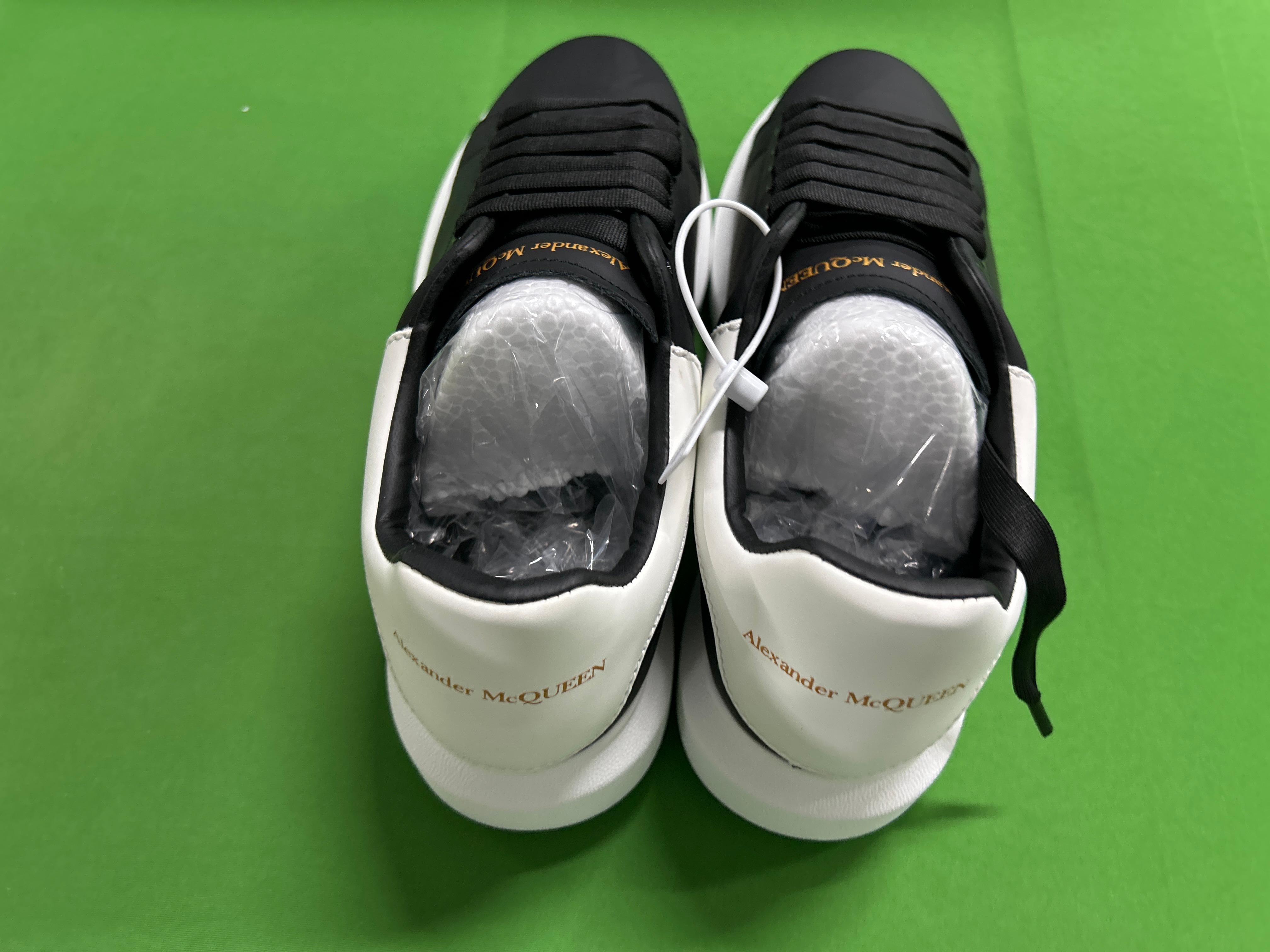 Foto QC 3 de Alexander McQueen Oversized Leather Platform Low Sneakers White Grey Suede