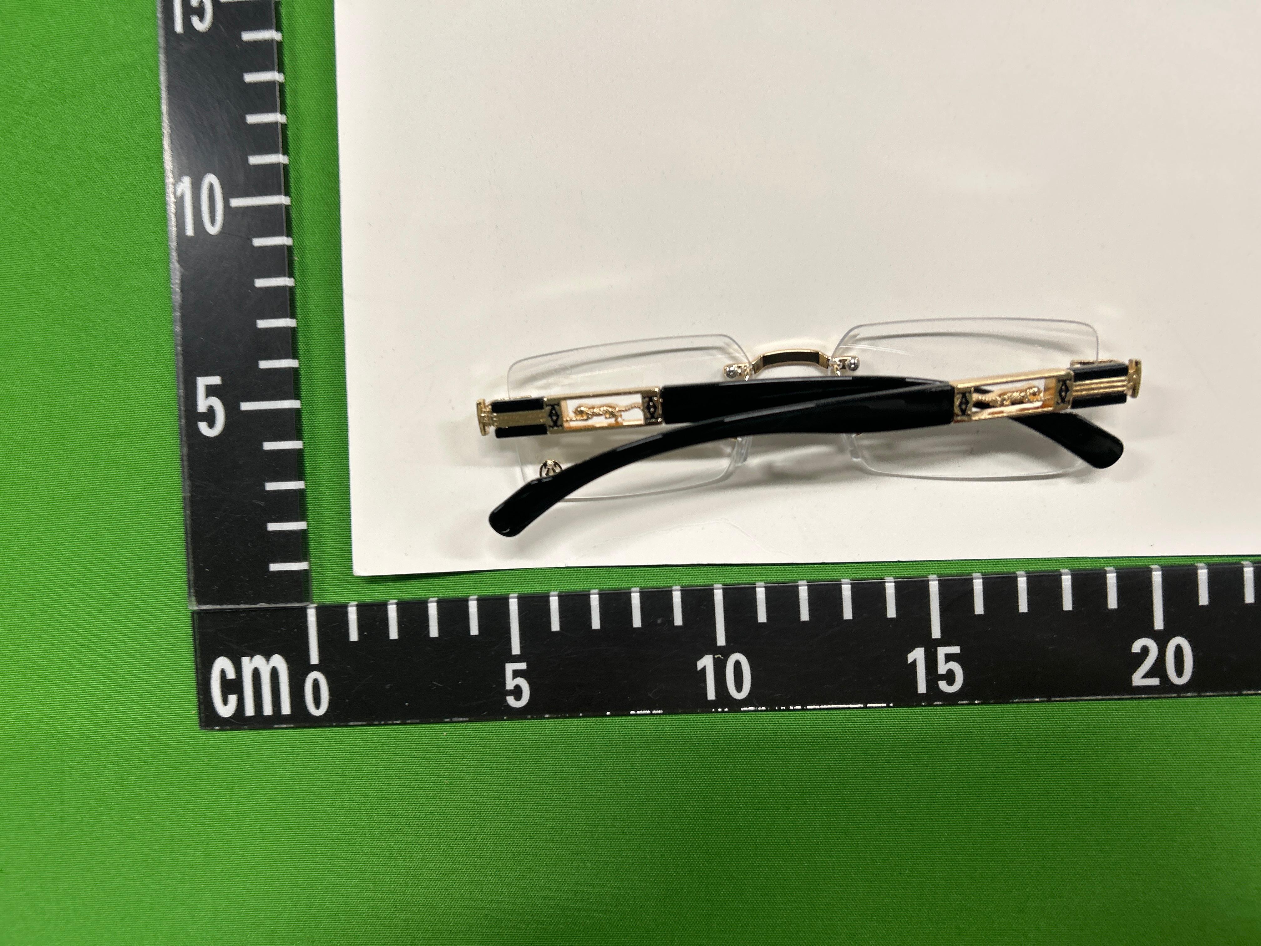 Foto QC 7 de Cartier Panthère Rectangle Metal Sunglasses Gold Black Brown Gradient (076)
