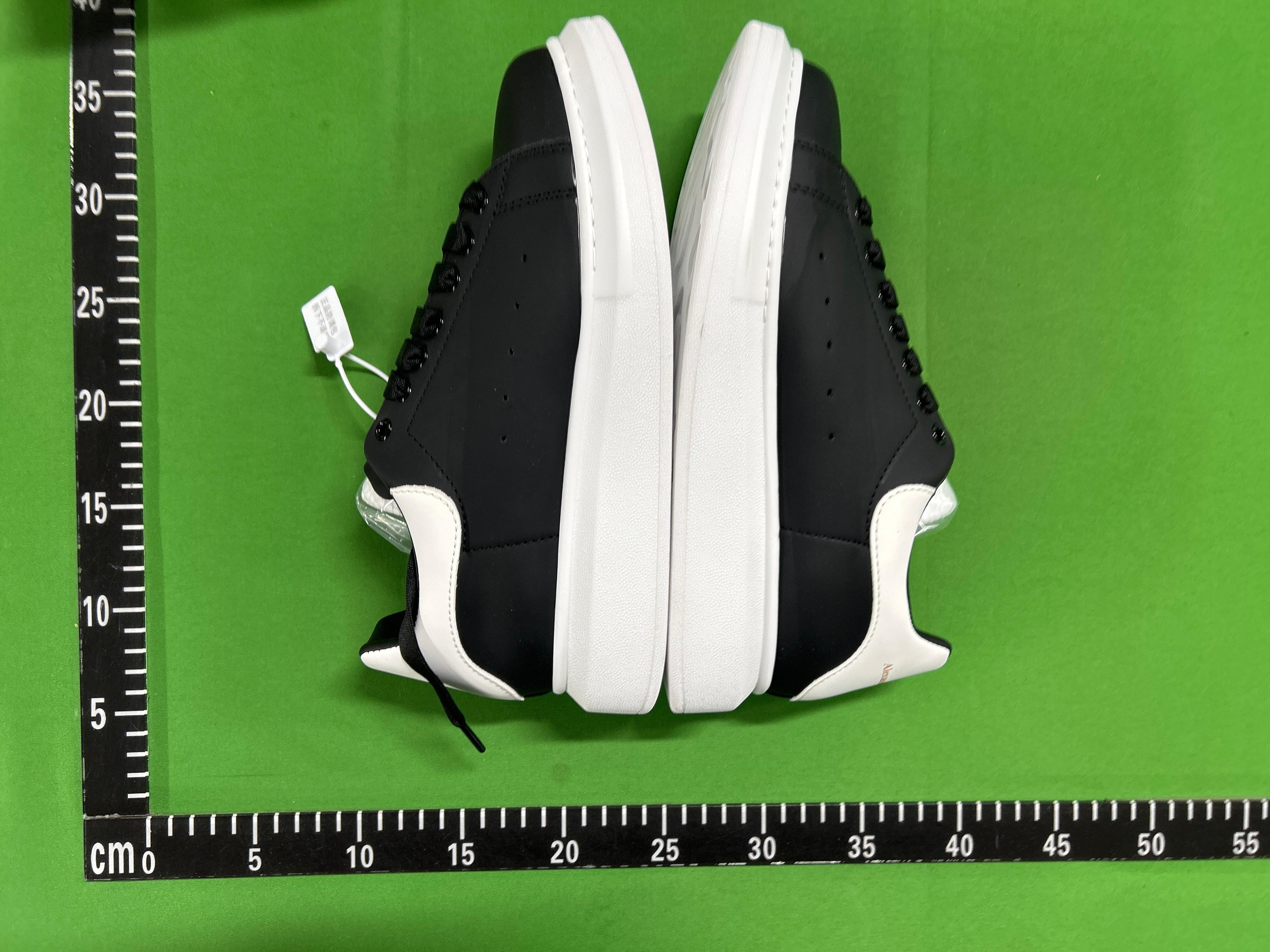 Foto QC 5 de Alexander McQueen Oversized Leather Platform Low Sneakers White Grey Suede