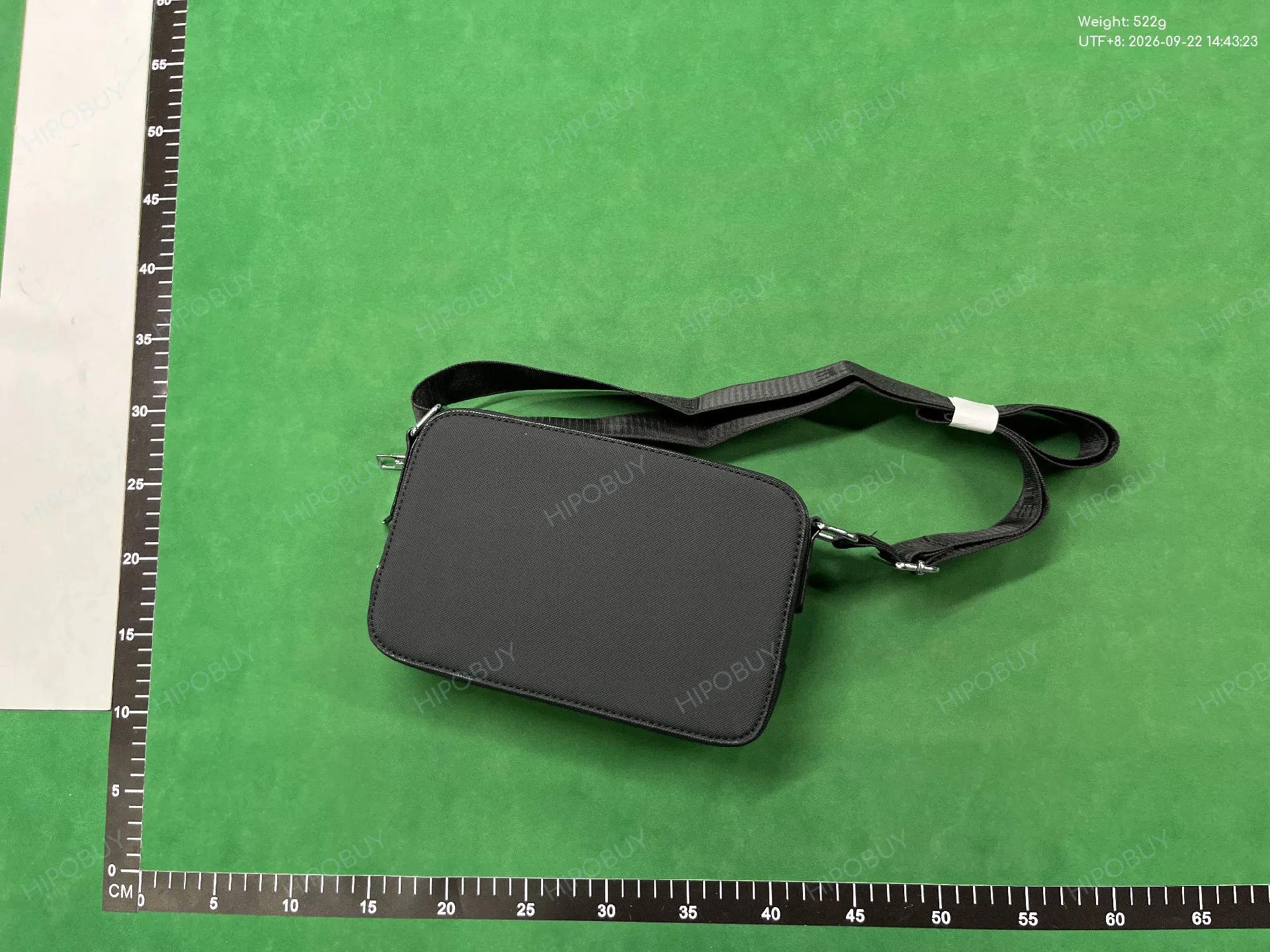 Foto QC 2 de Lacoste Men's Classic Small Reporter Bag Black Petit Piqué