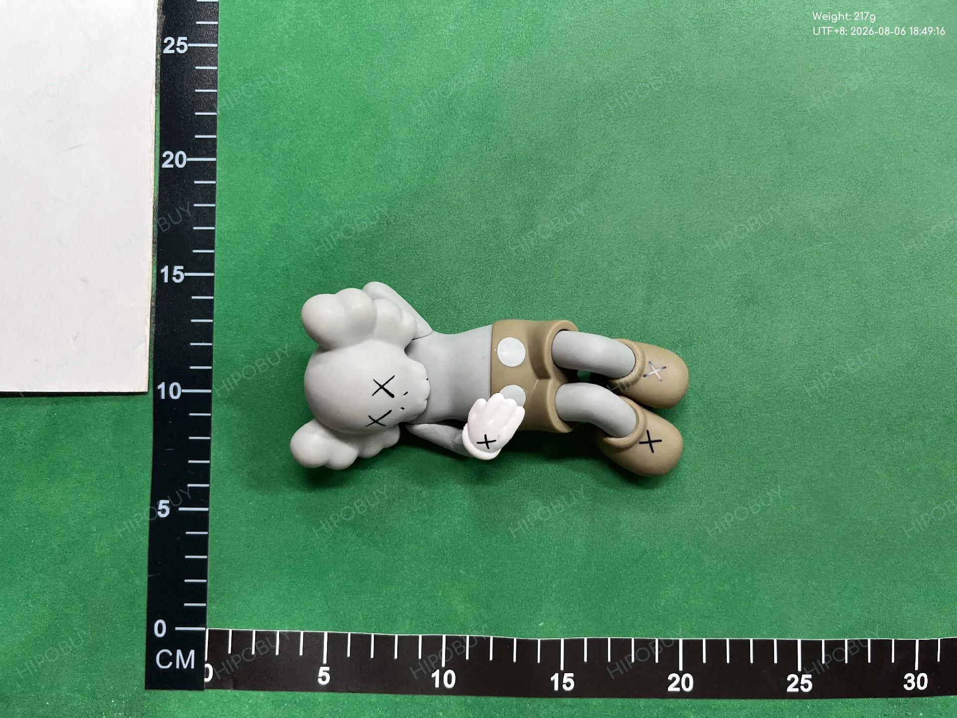 Foto QC 4 de KAWS Holiday Companion Passing Through PVC Figure
