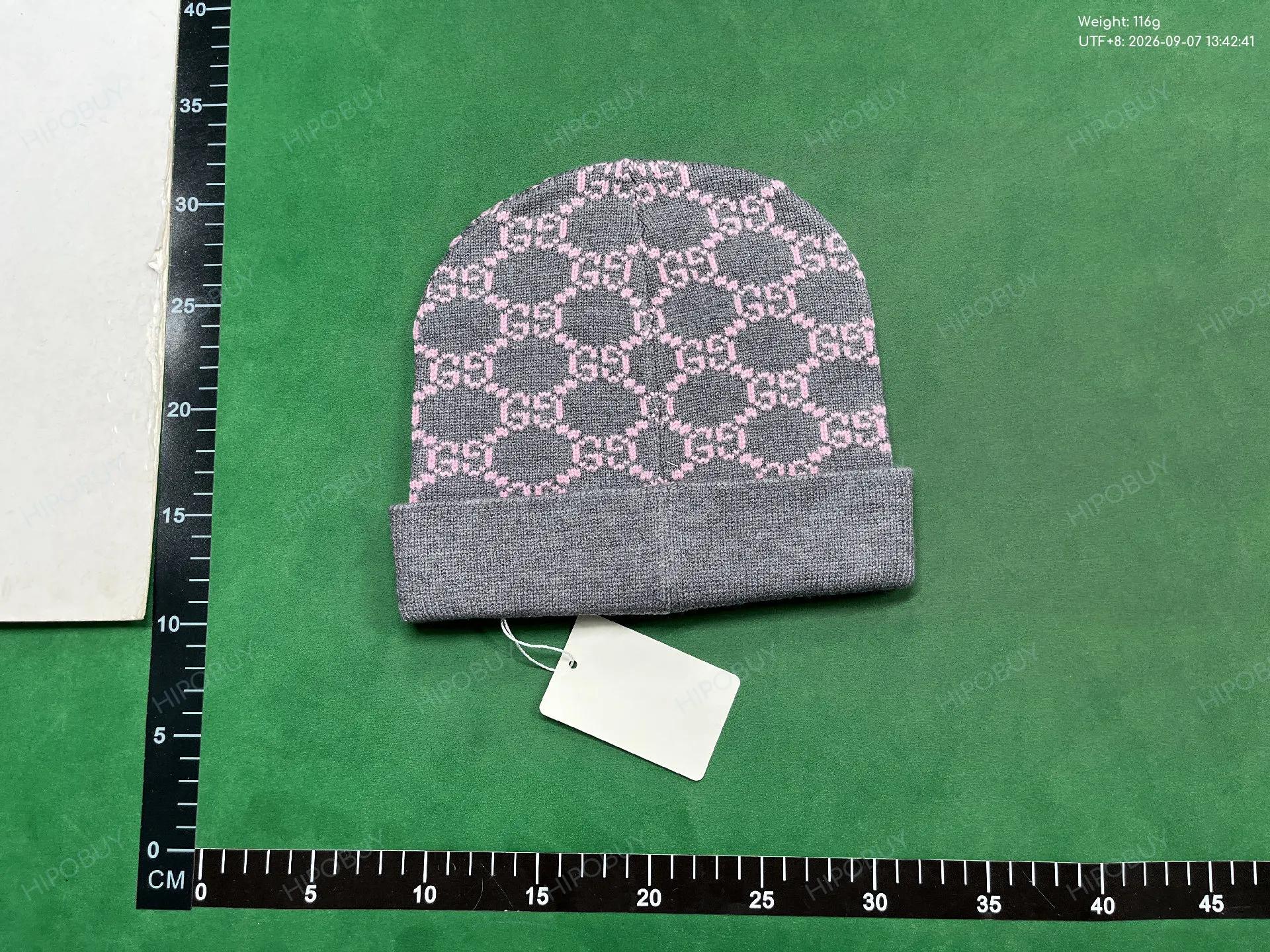 Foto QC 2 de Gucci GG Logo Beanie Beige