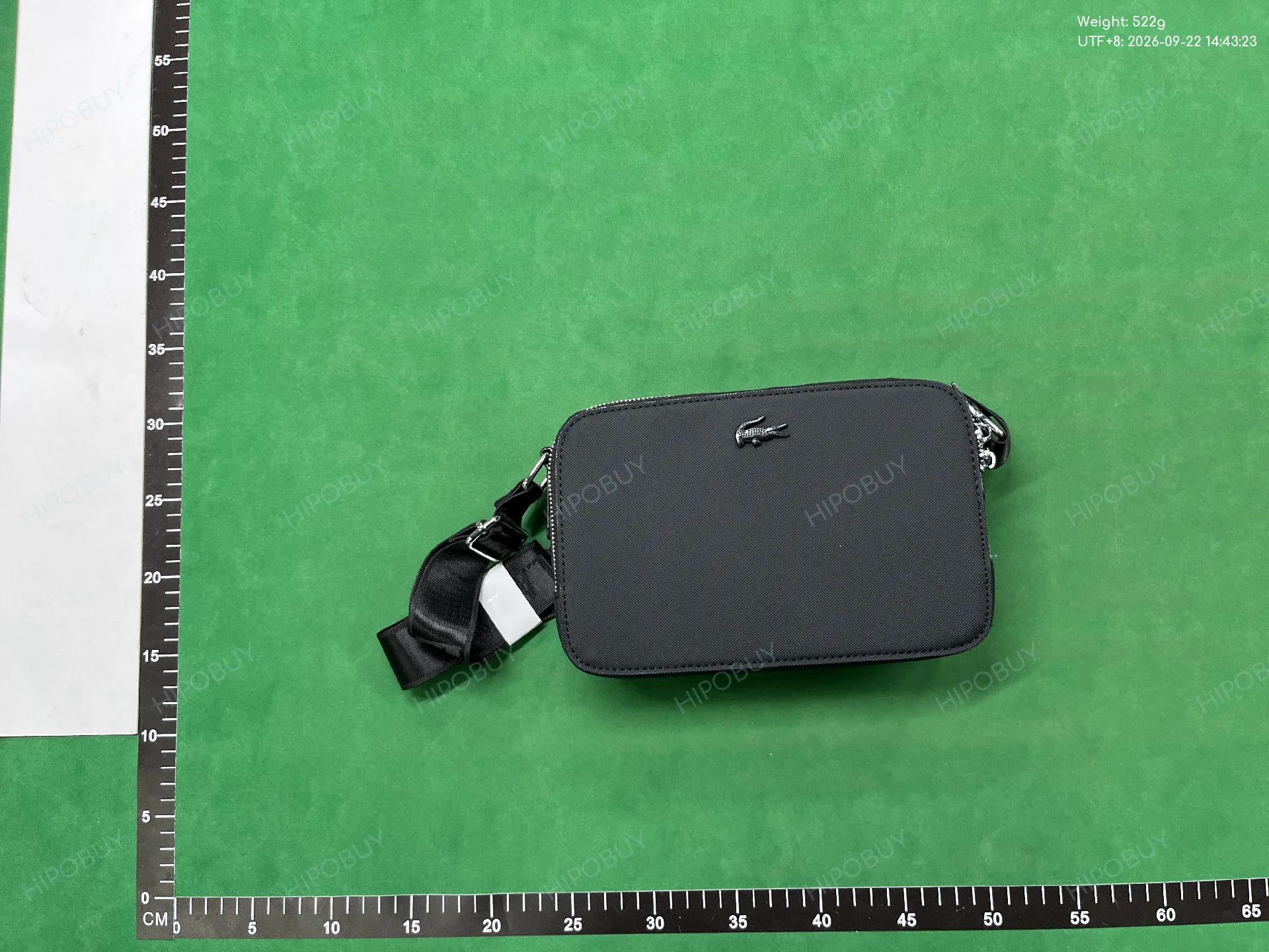 Foto QC 1 de Lacoste Men's Classic Small Reporter Bag Black Petit Piqué