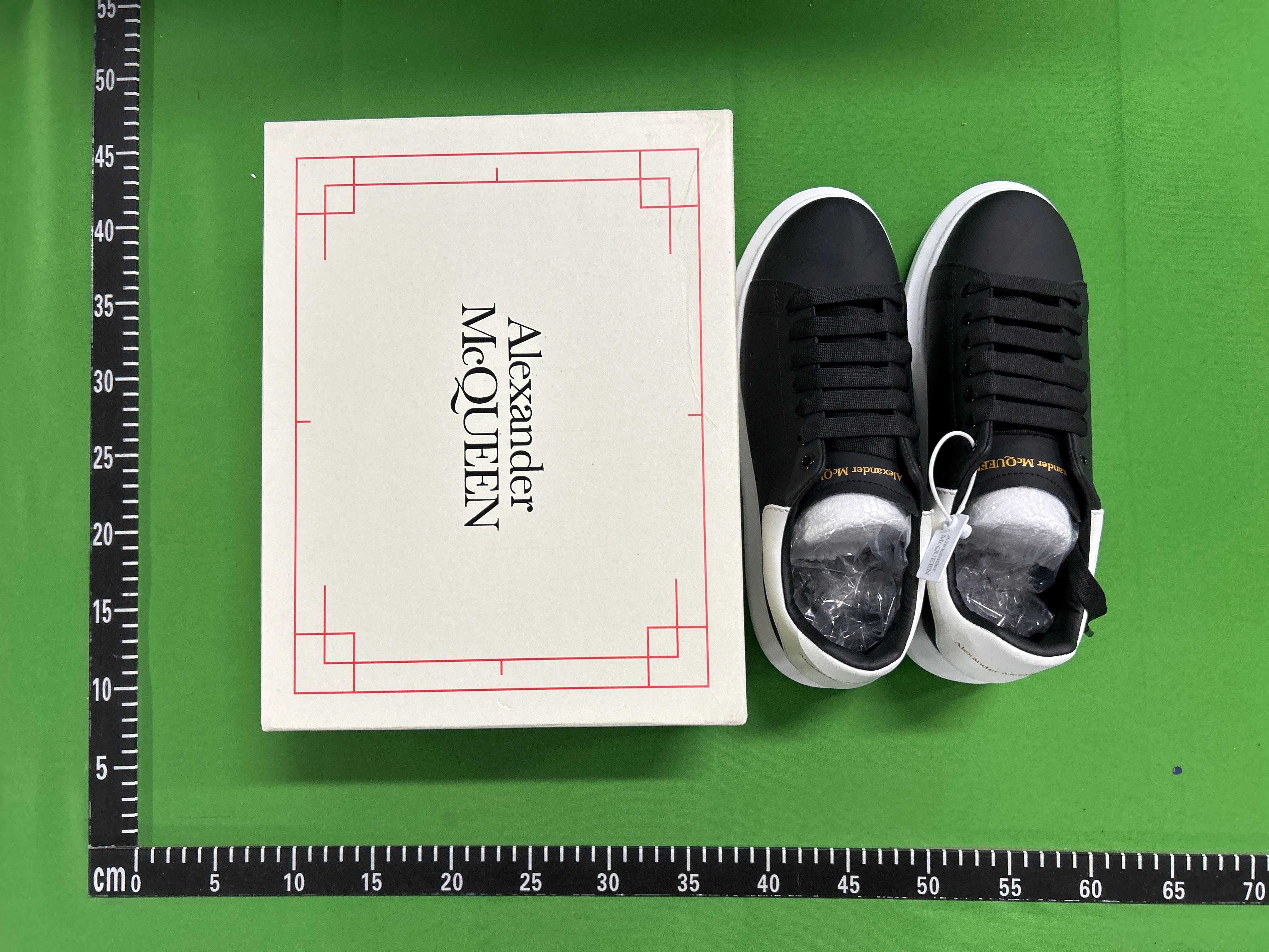 Foto QC 2 de Alexander McQueen Oversized Leather Platform Low Sneakers White Grey Suede