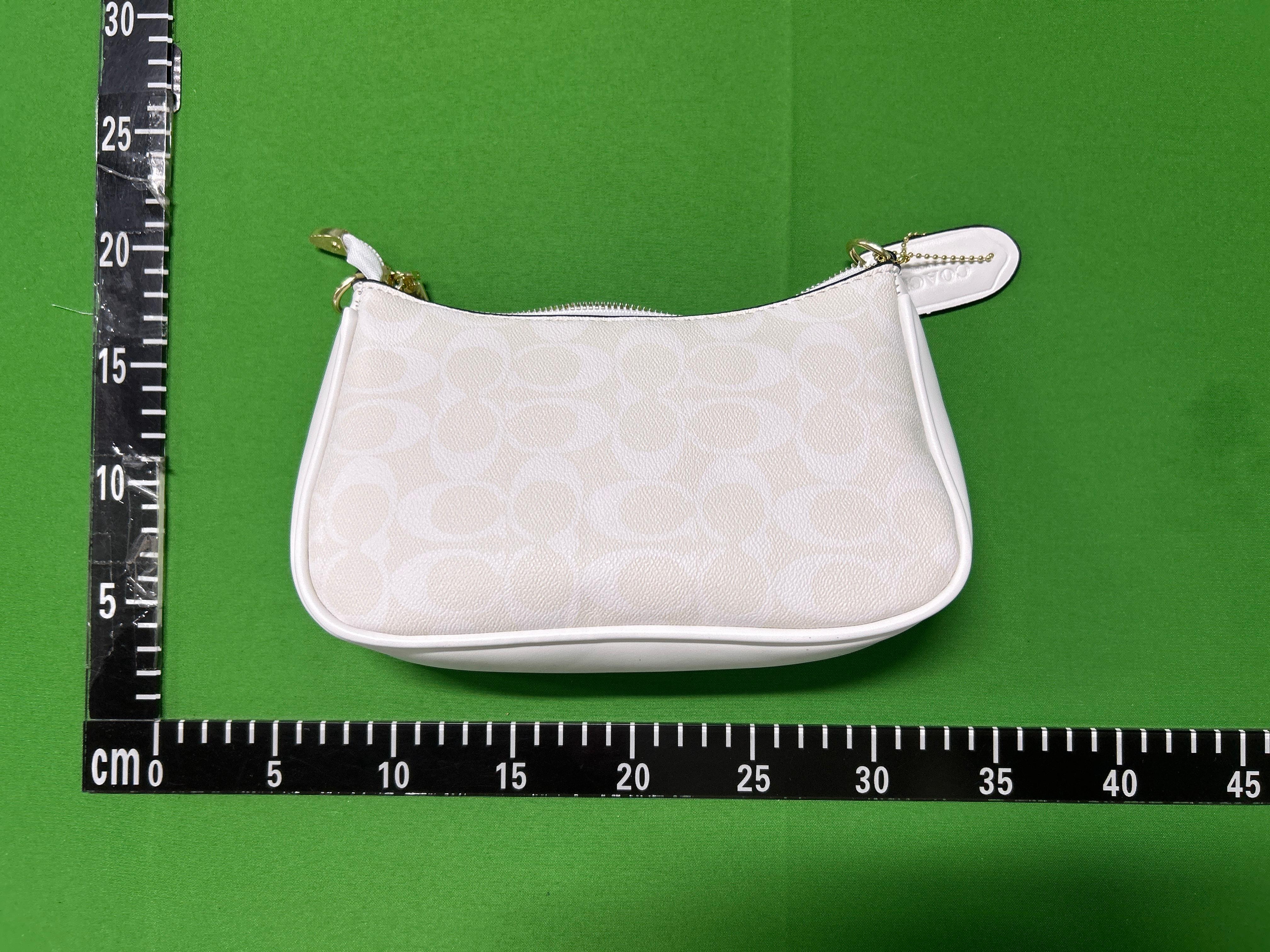 Foto QC 5 de Coach Teri Shoulder Bag Signature Canvas