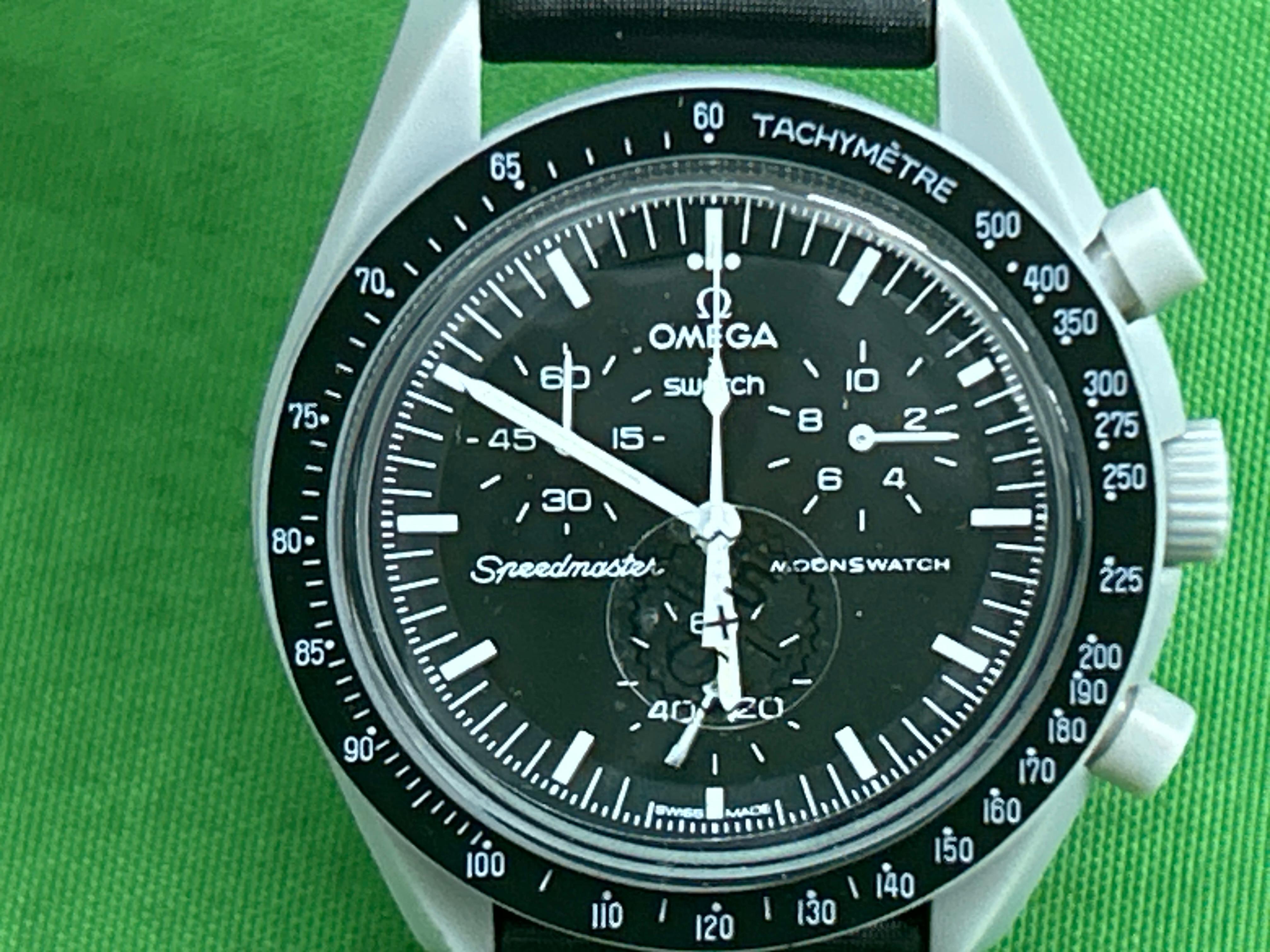Foto QC 3 de Swatch x Omega Bioceramic Moonswatch Mission to Neptune SO33N100