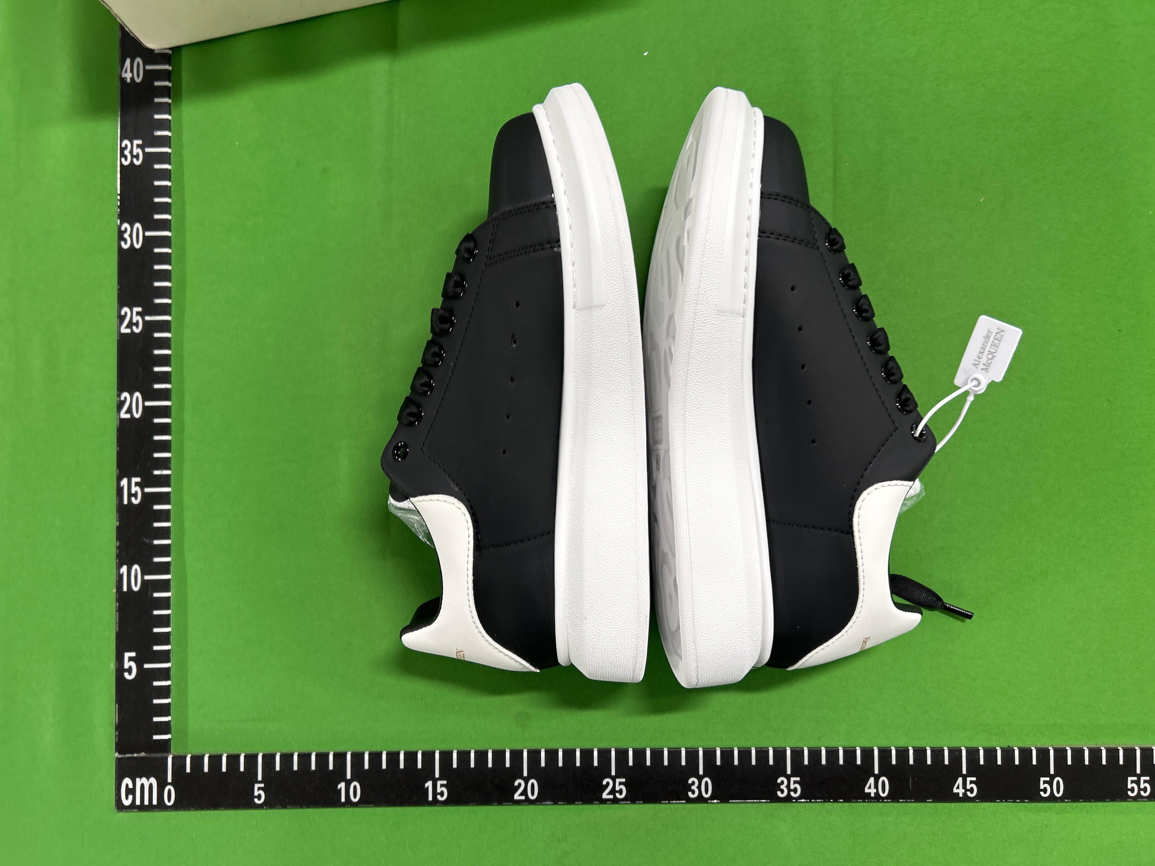 Foto QC 4 de Alexander McQueen Oversized Leather Platform Low Sneakers White Grey Suede
