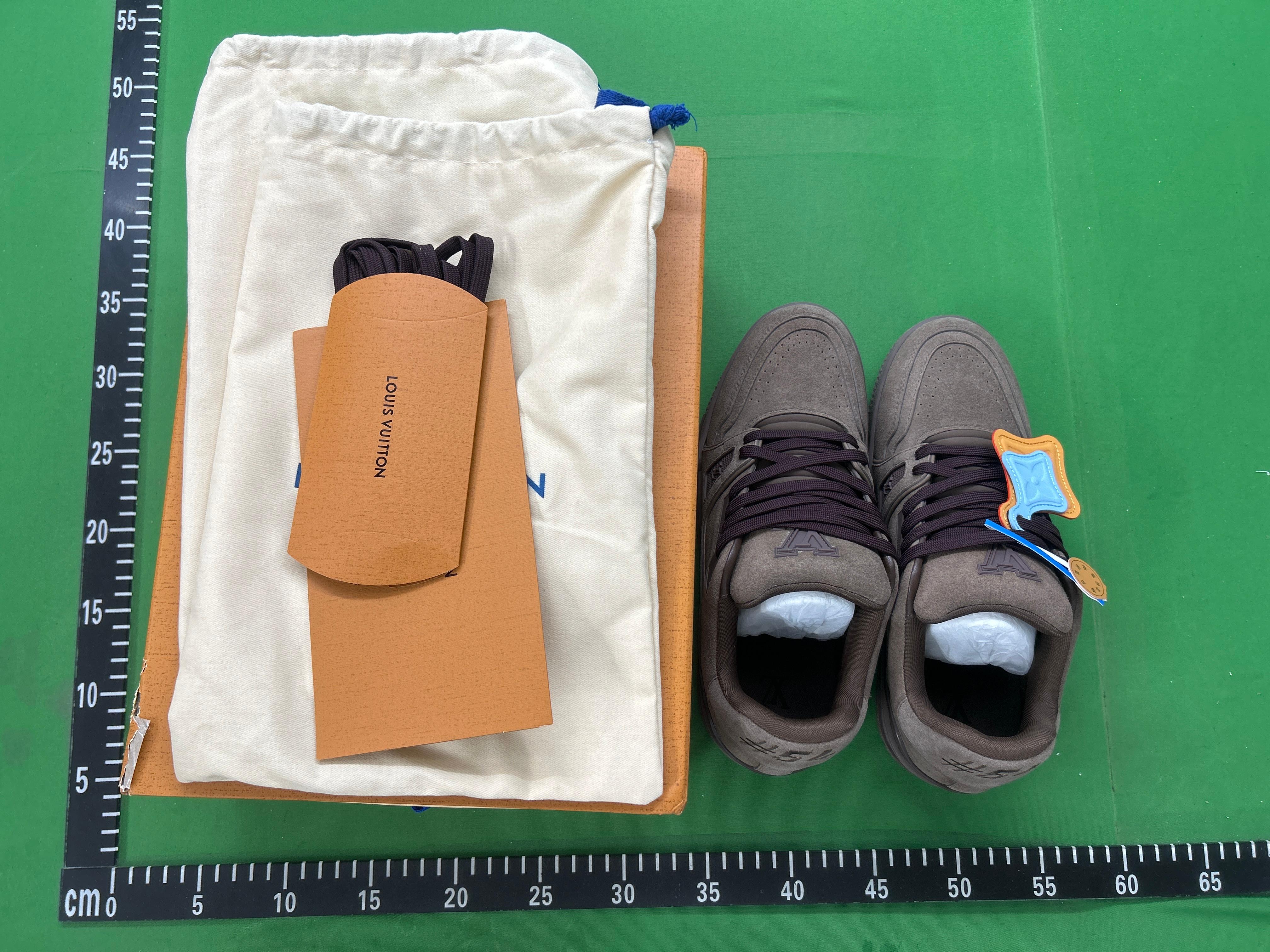 Foto QC 2 de Louis Vuitton Trainer Gold Mirror