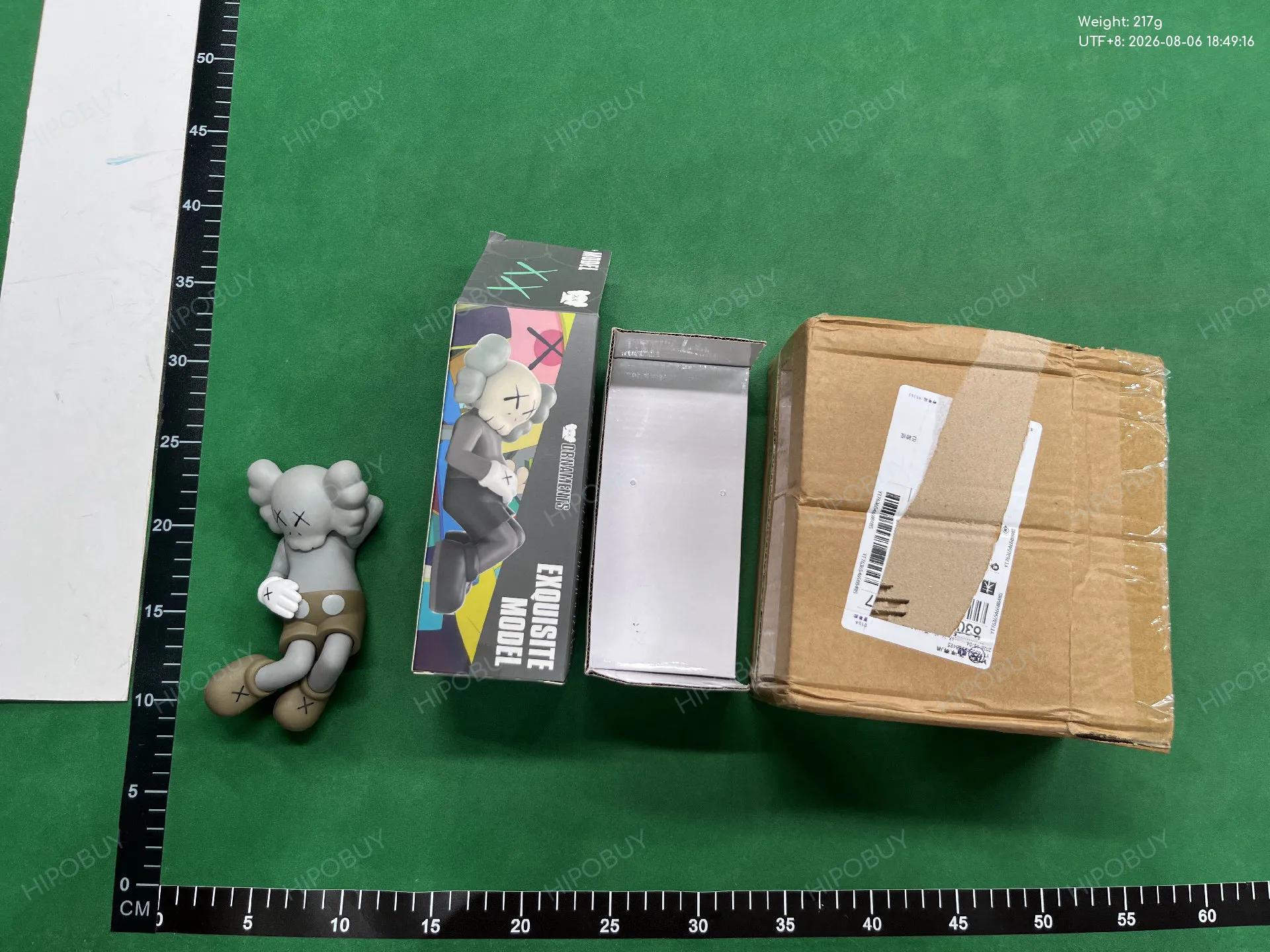 Foto QC 6 de KAWS Holiday Companion Passing Through PVC Figure