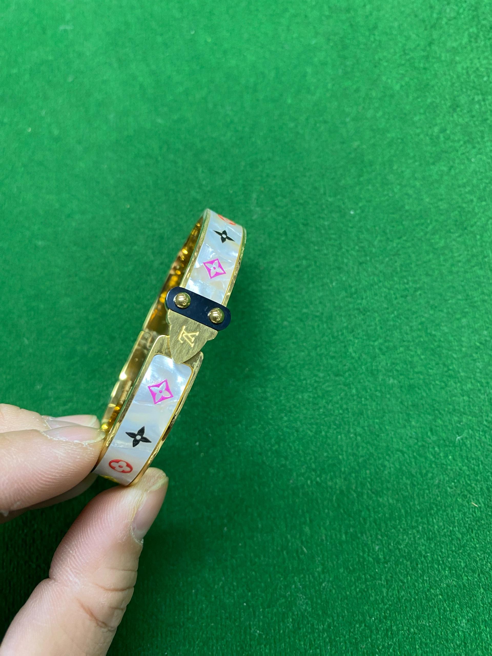Foto QC 8 de Louis Vuitton Monogram Bracelet Metal Strass Gold