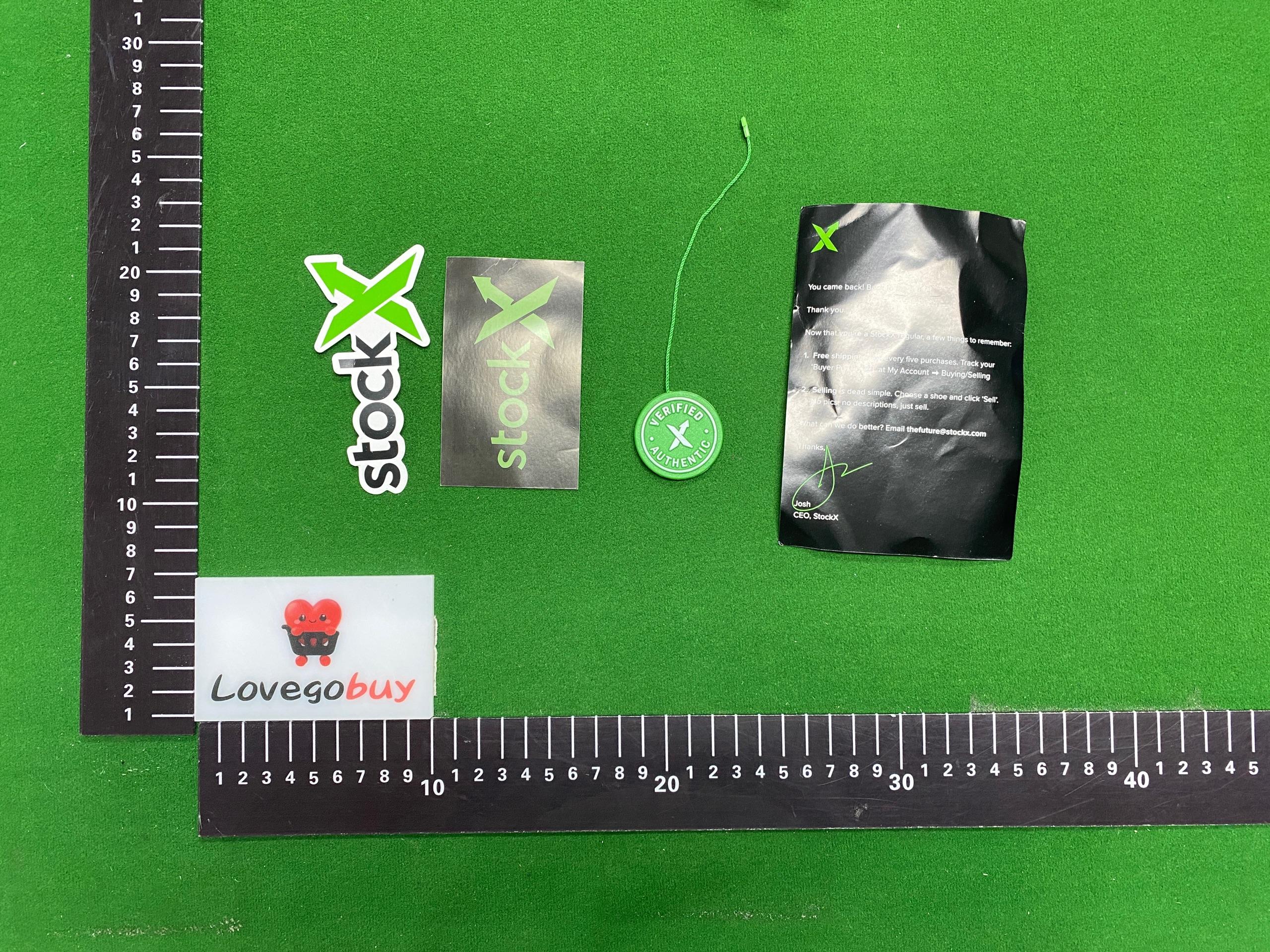 Foto QC 5 de StockX Logo Green Authentication Tag with Sticker and Card Plastic and Paper Collectible Set