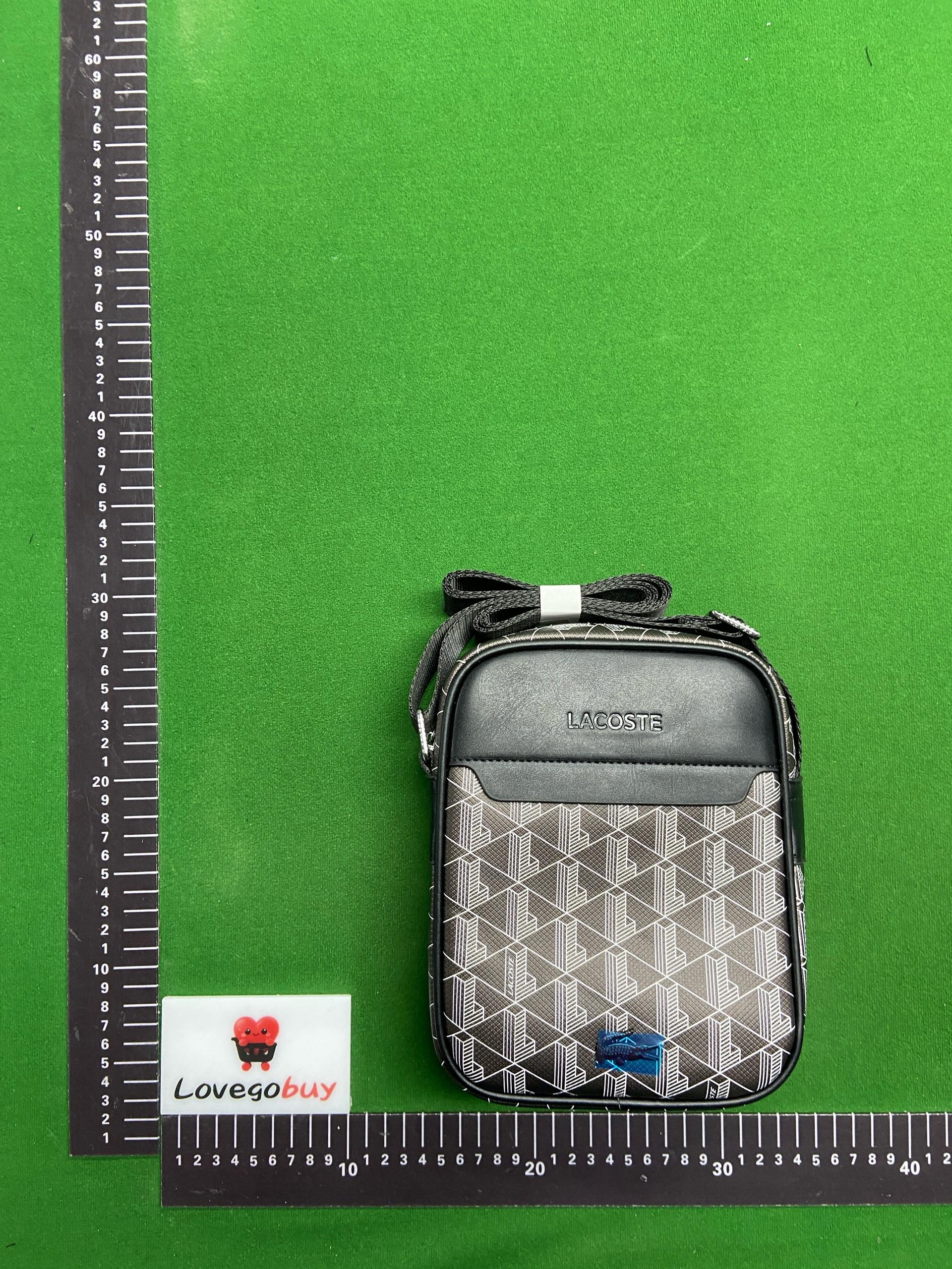 Foto QC 4 de Lacoste The Blend Monogram Vertical Shoulder Bag Small Black