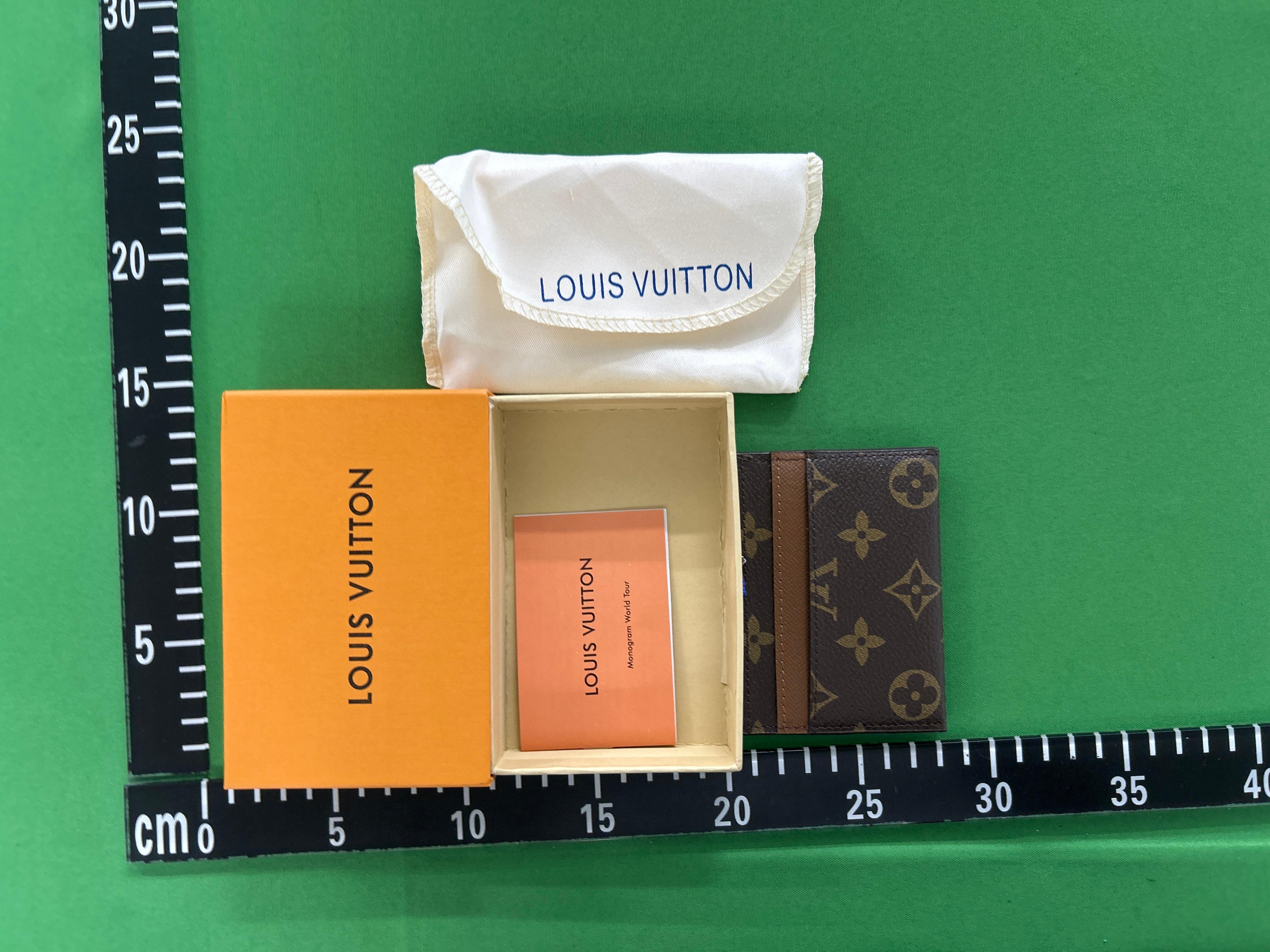 Foto QC 8 de Louis Vuitton Double Card Holder Taiga Leather Black