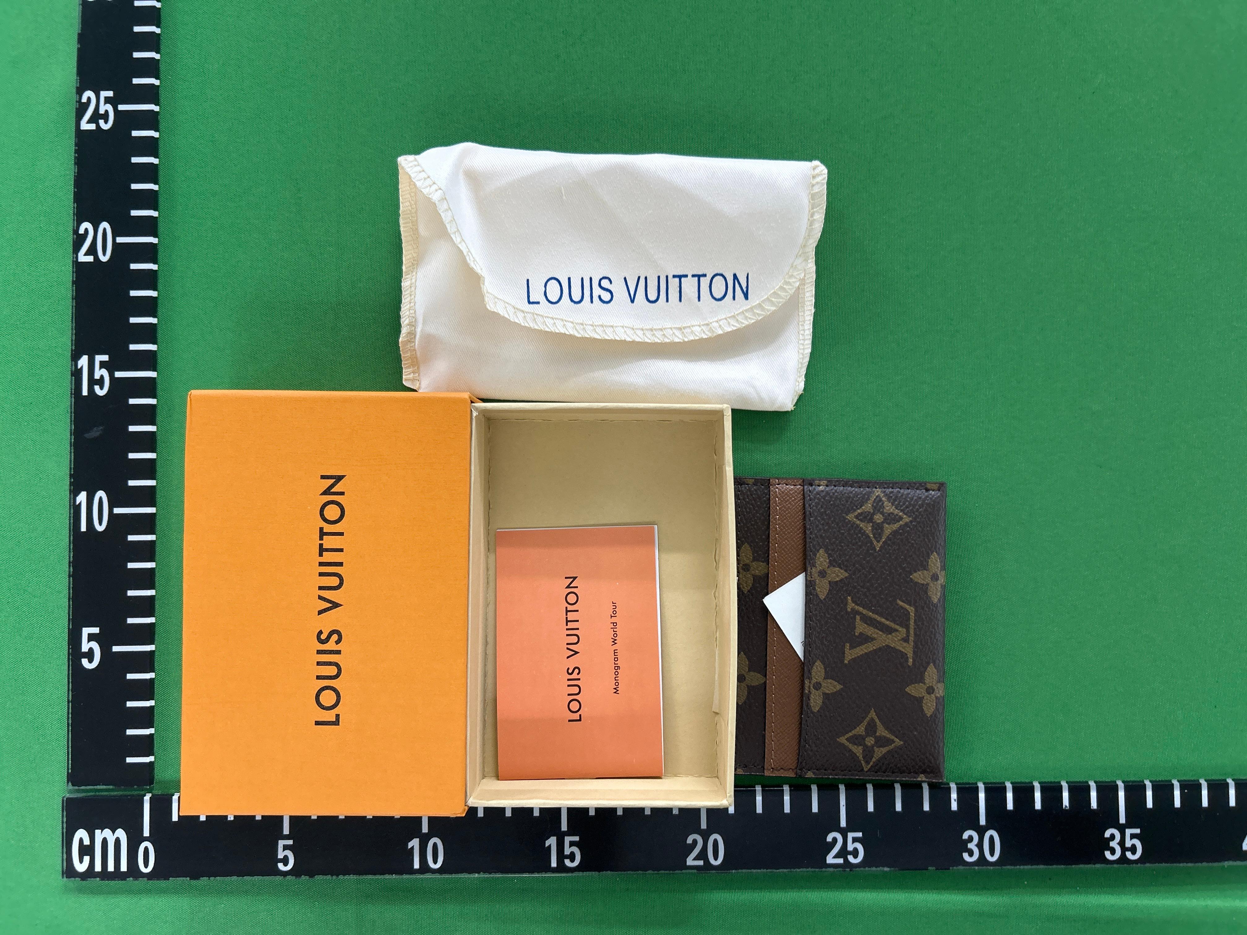 Foto QC 7 de Louis Vuitton Double Card Holder Taiga Leather Black