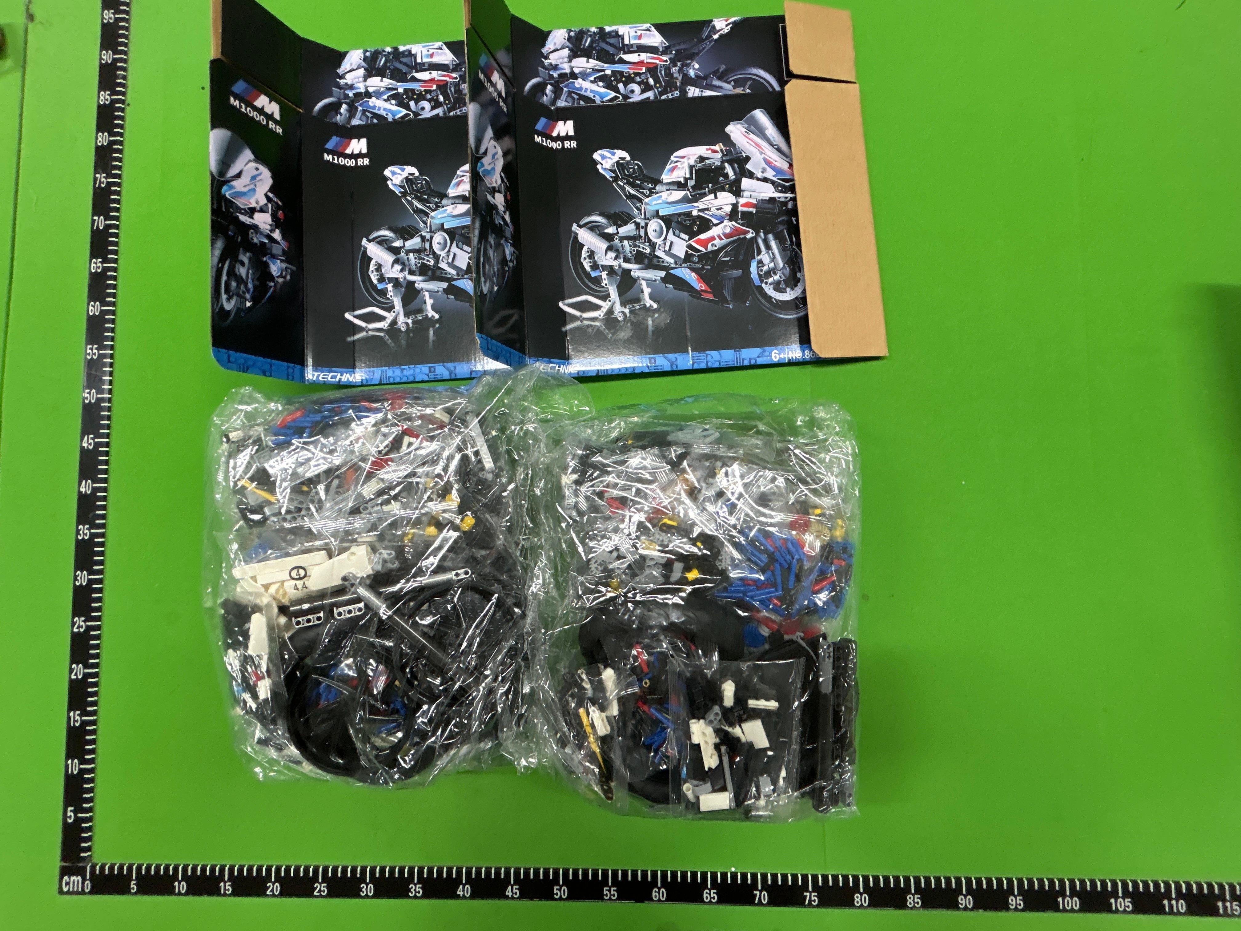 Foto QC 7 de LEGO Technic BMW M 1000 RR 42130 Plastic Building Block Set