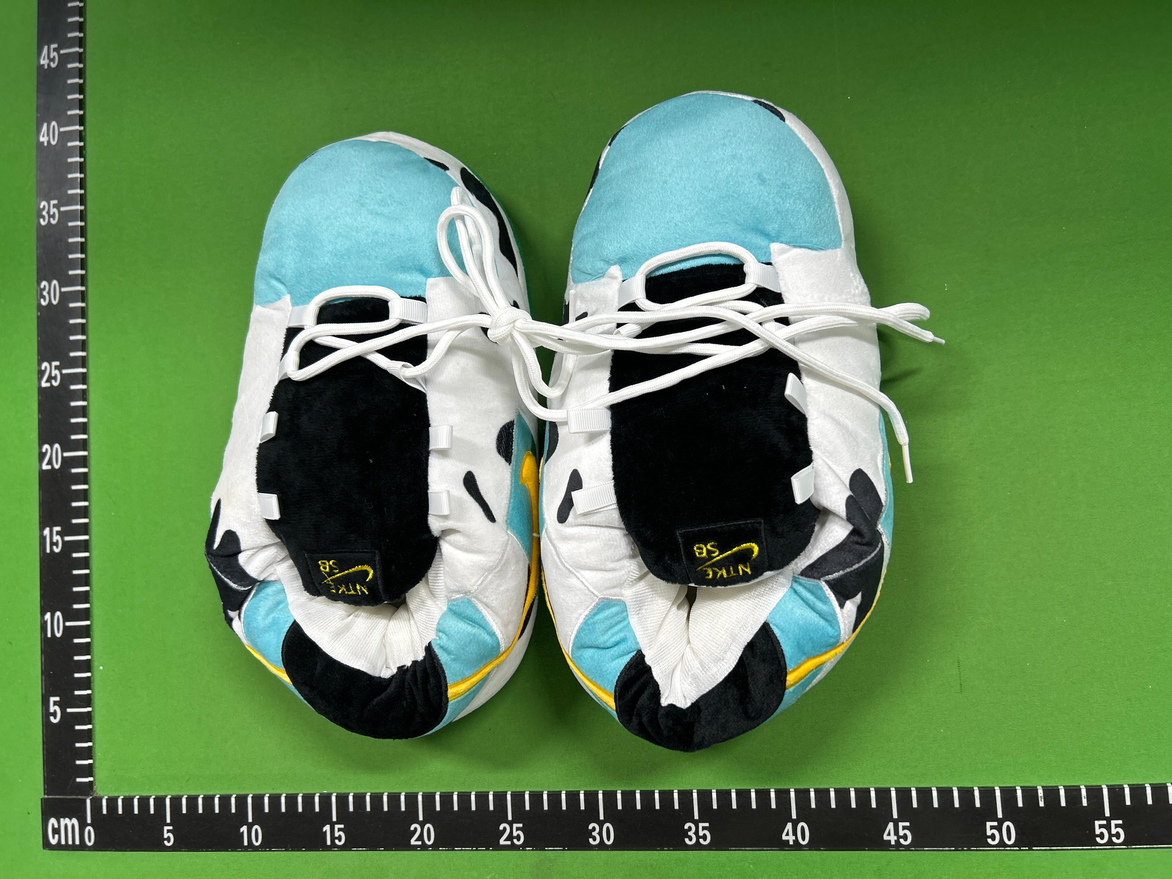 Foto QC 7 de Other Air More Uptempo Slippers Plush Black White
