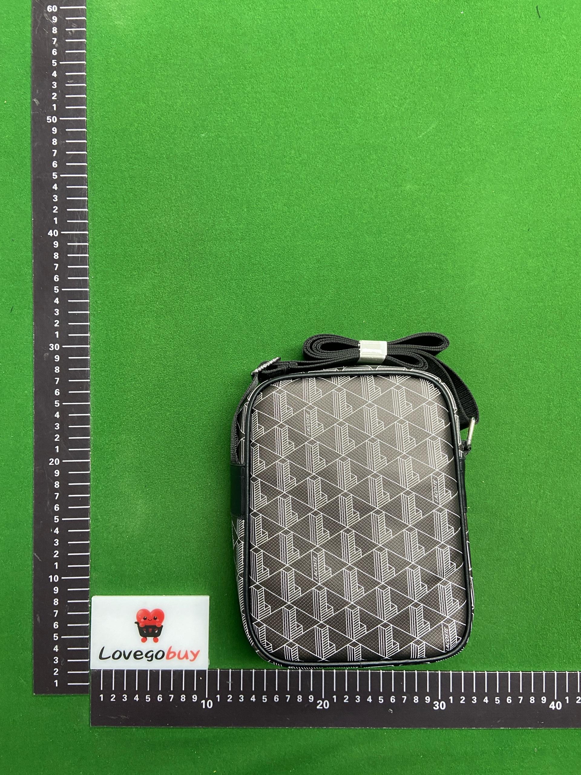 Foto QC 5 de Lacoste The Blend Monogram Vertical Shoulder Bag Small Black