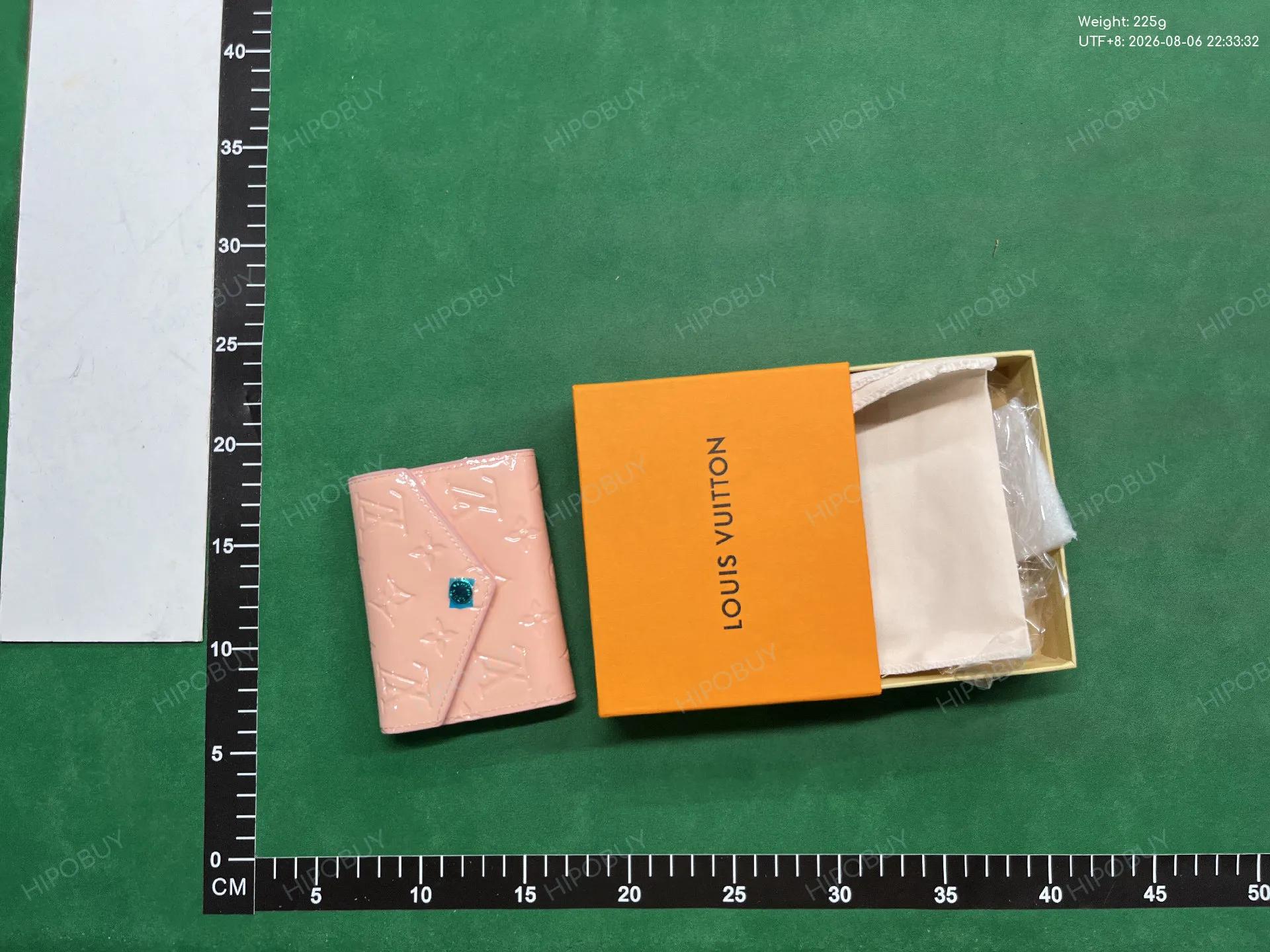 Foto QC 7 de Louis Vuitton Victorine Wallet Monogram Vernis Rose Ballerine
