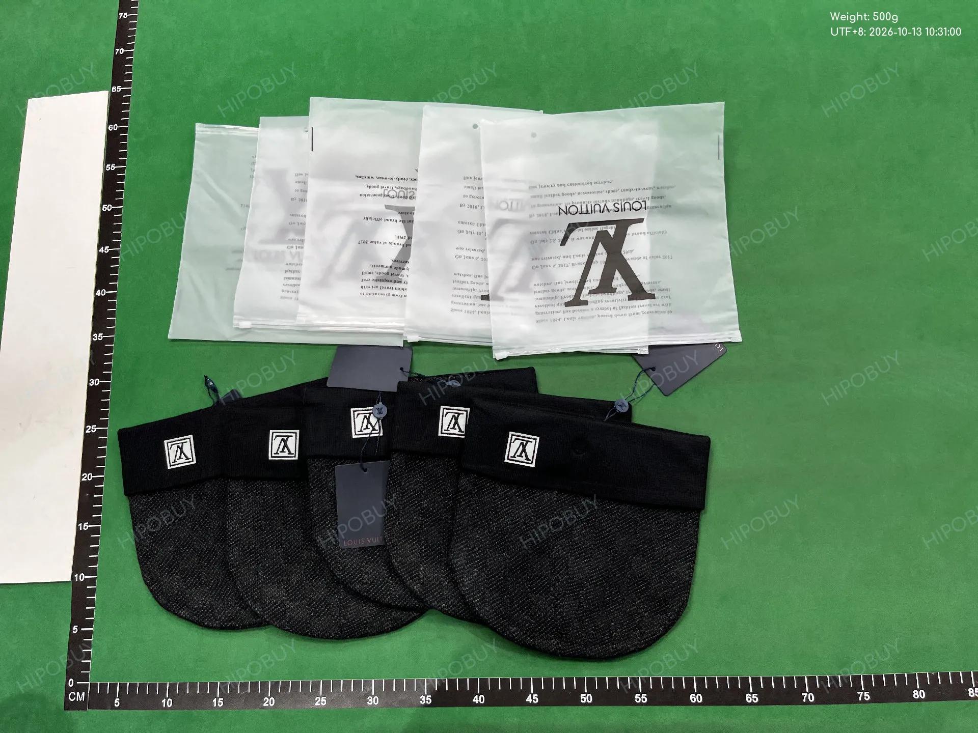 Foto QC 3 de Louis Vuitton Monogram Beanie Black