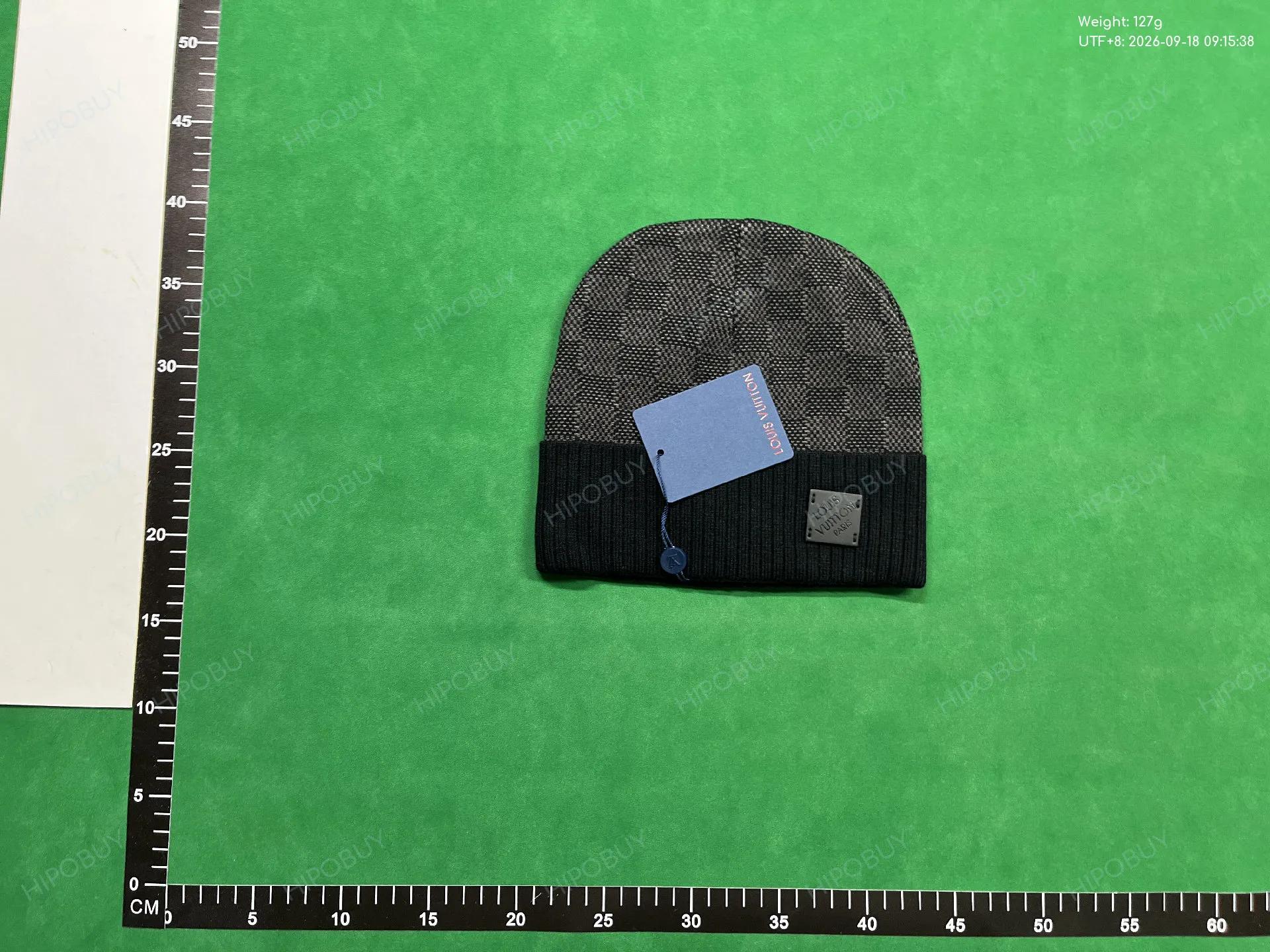 Foto QC 4 de Louis Vuitton LV Logo Beanie Grey