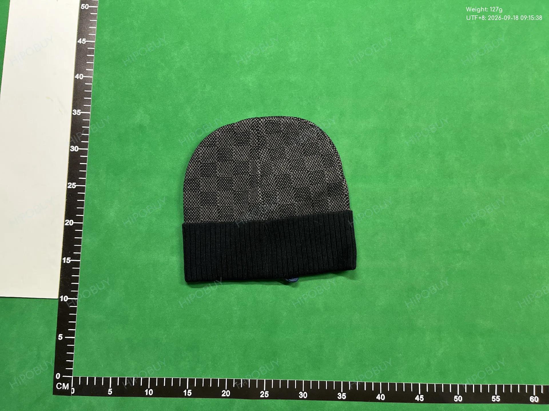 Foto QC 5 de Louis Vuitton LV Logo Beanie Grey