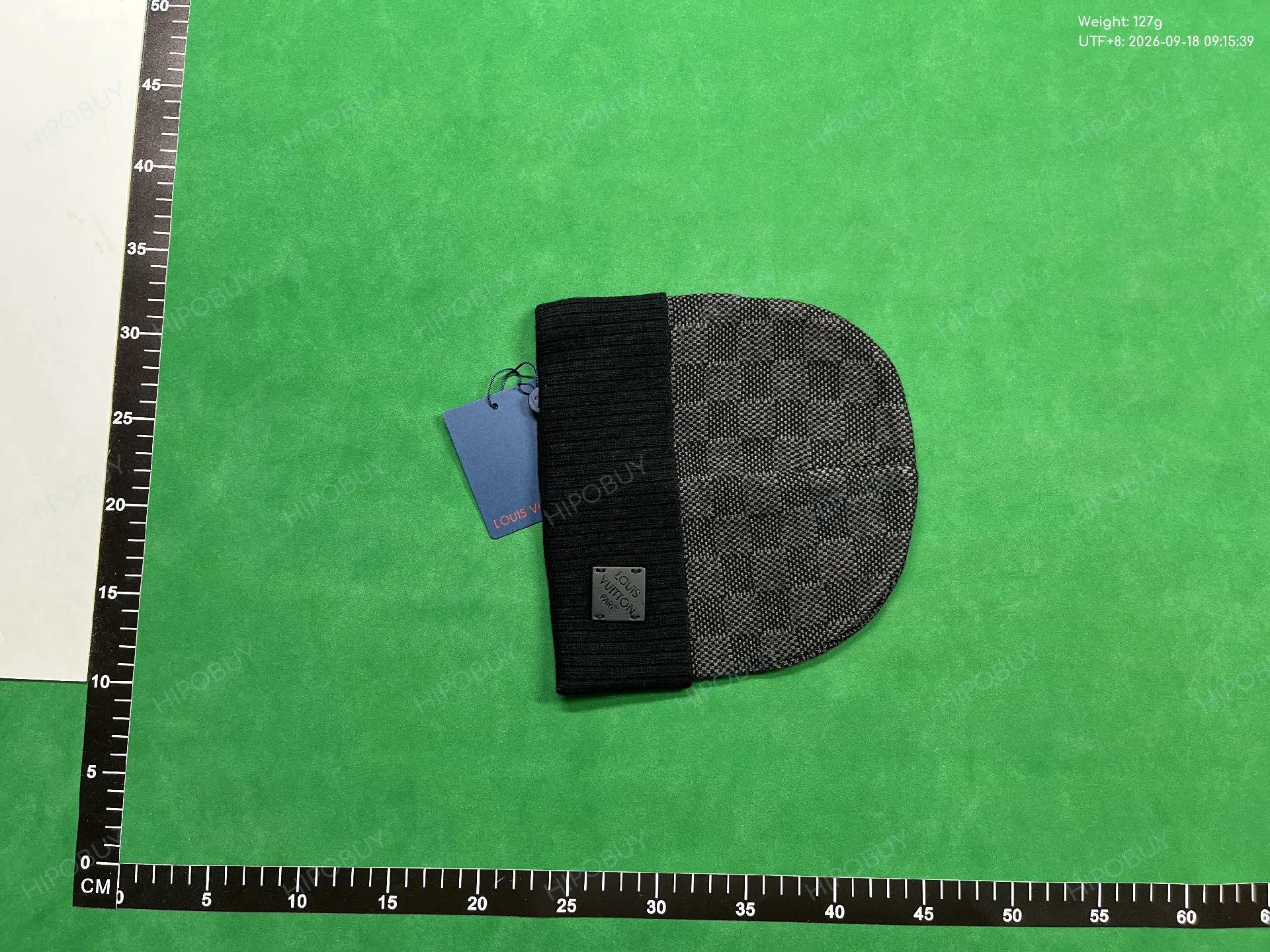 Foto QC 6 de Louis Vuitton LV Logo Beanie Grey