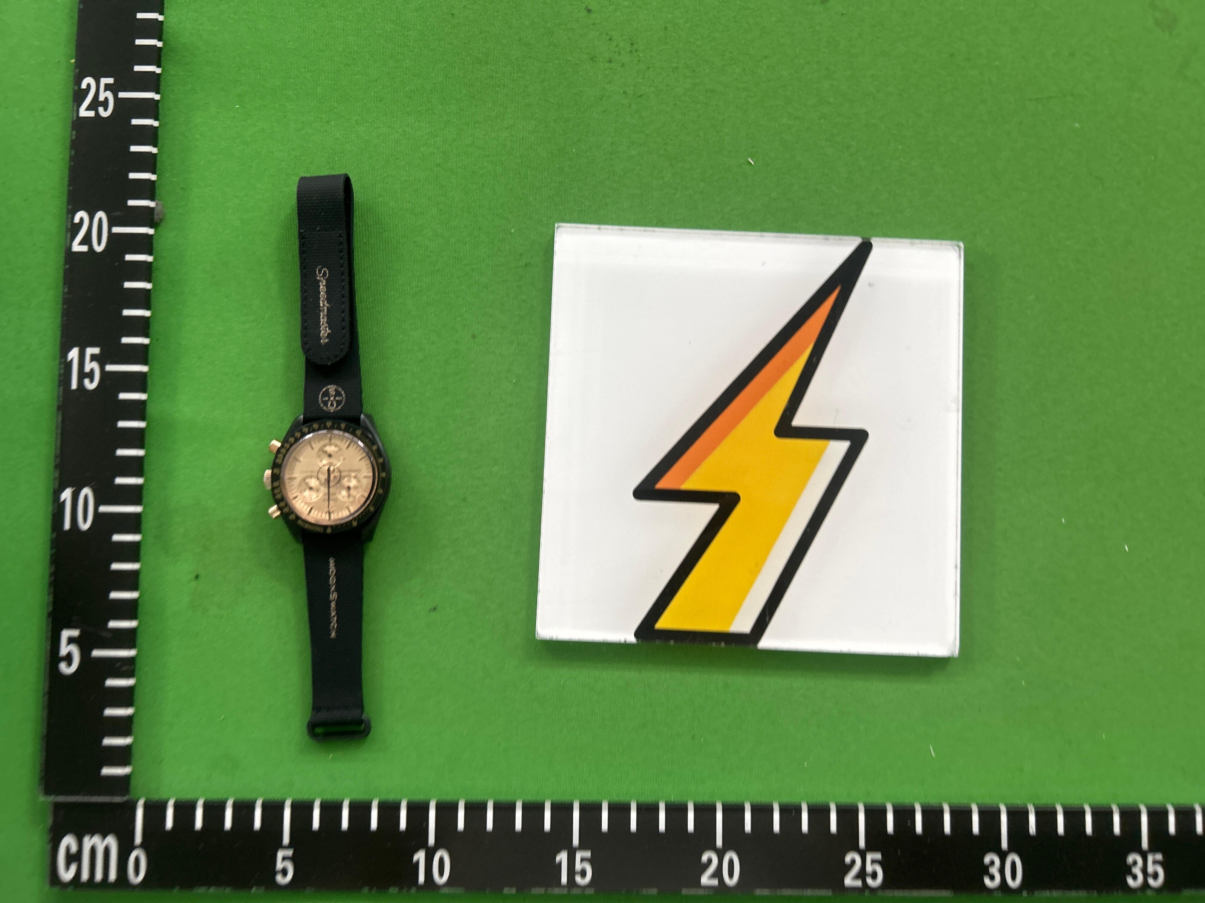 Foto QC 2 de Omega x Swatch Bioceramic MoonSwatch Mission to the Super Blue Moonphase SO33N700