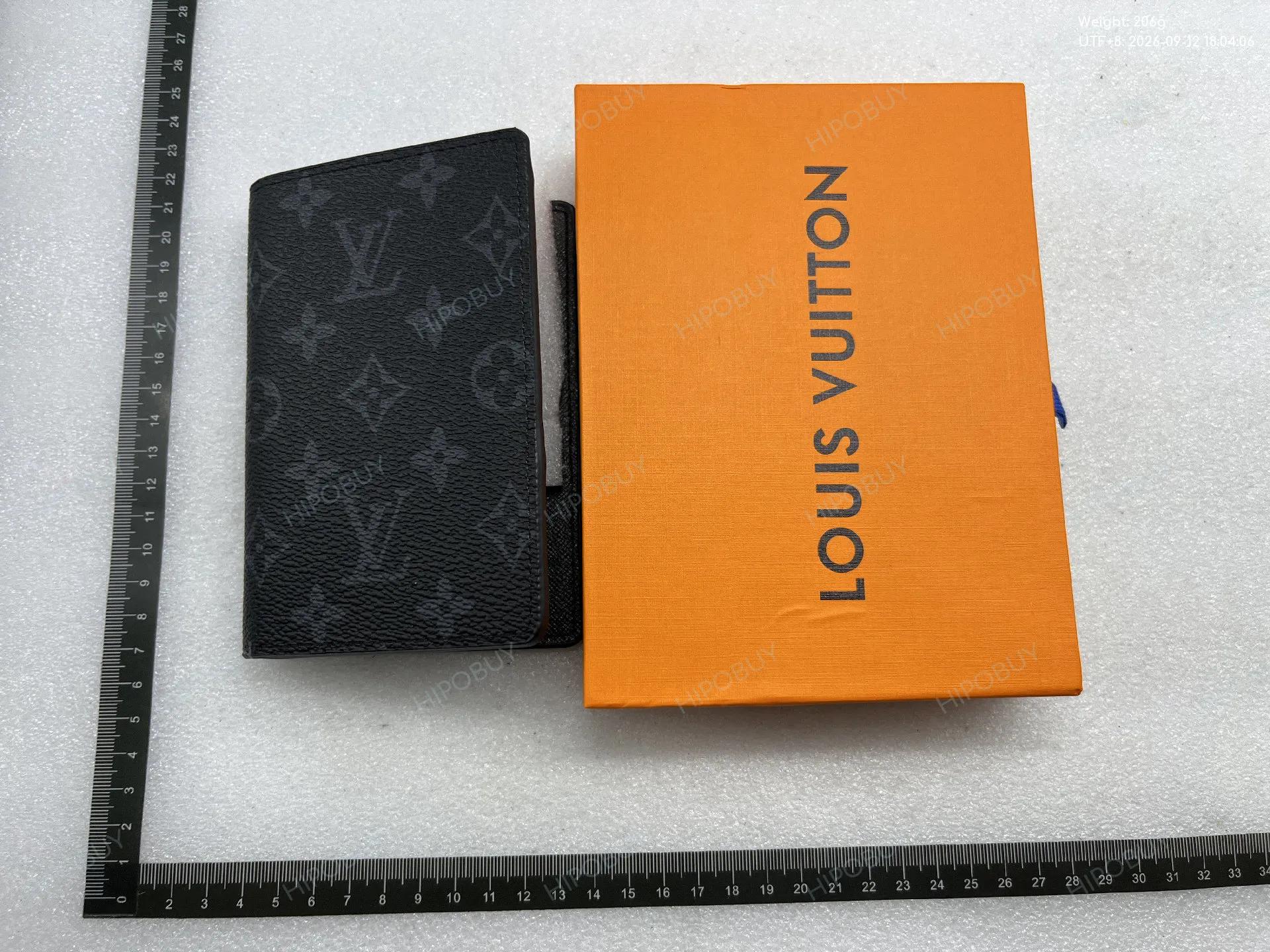 Foto QC 3 de Louis Vuitton Passport Cover Monogram Canvas Brown