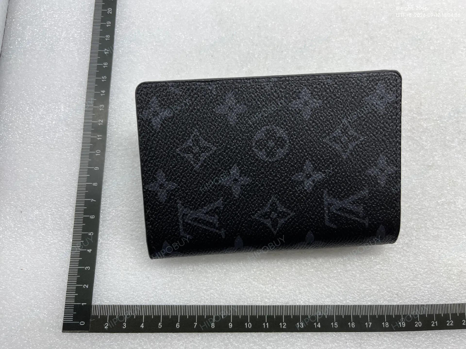 Foto QC 1 de Louis Vuitton Passport Cover Monogram Canvas Brown