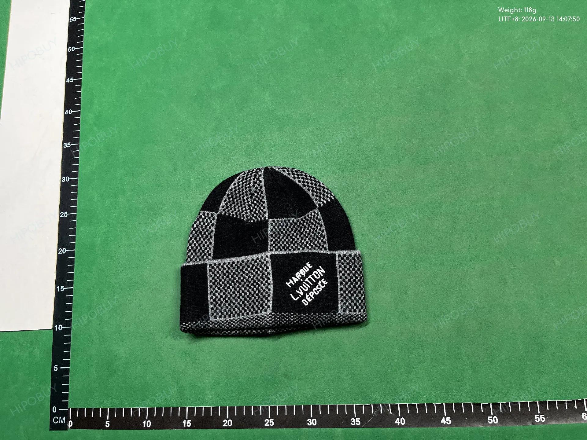 Foto QC 7 de Louis Vuitton LV Logo Beanie Grey