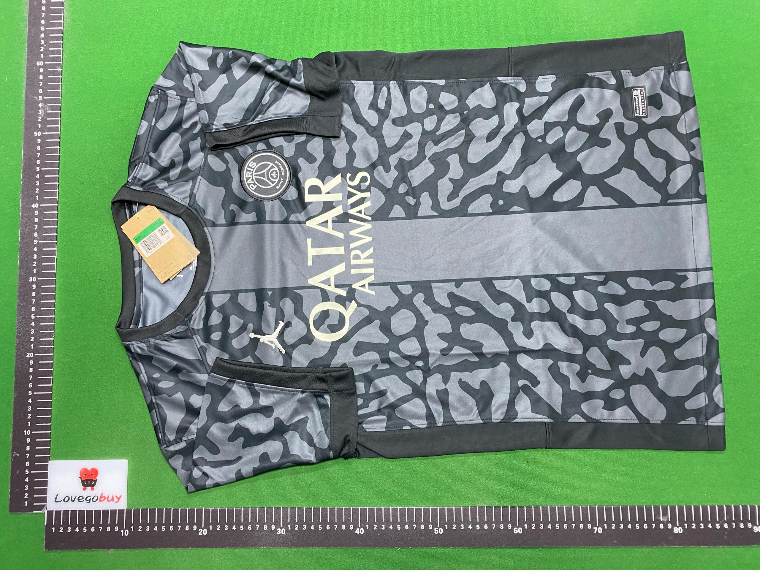 Foto QC 6 de Jordan x Paris Saint-Germain 2018/19 Elephant Print Pre-Match Jersey Black