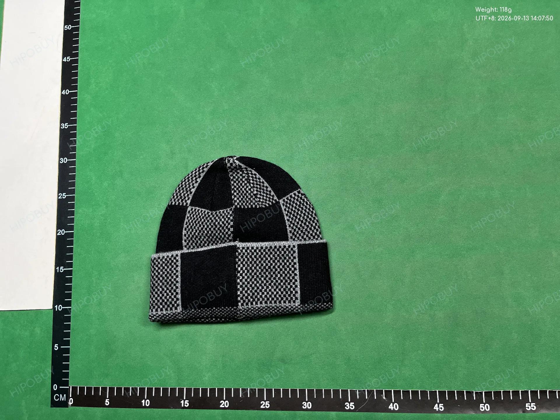 Foto QC 8 de Louis Vuitton LV Logo Beanie Grey
