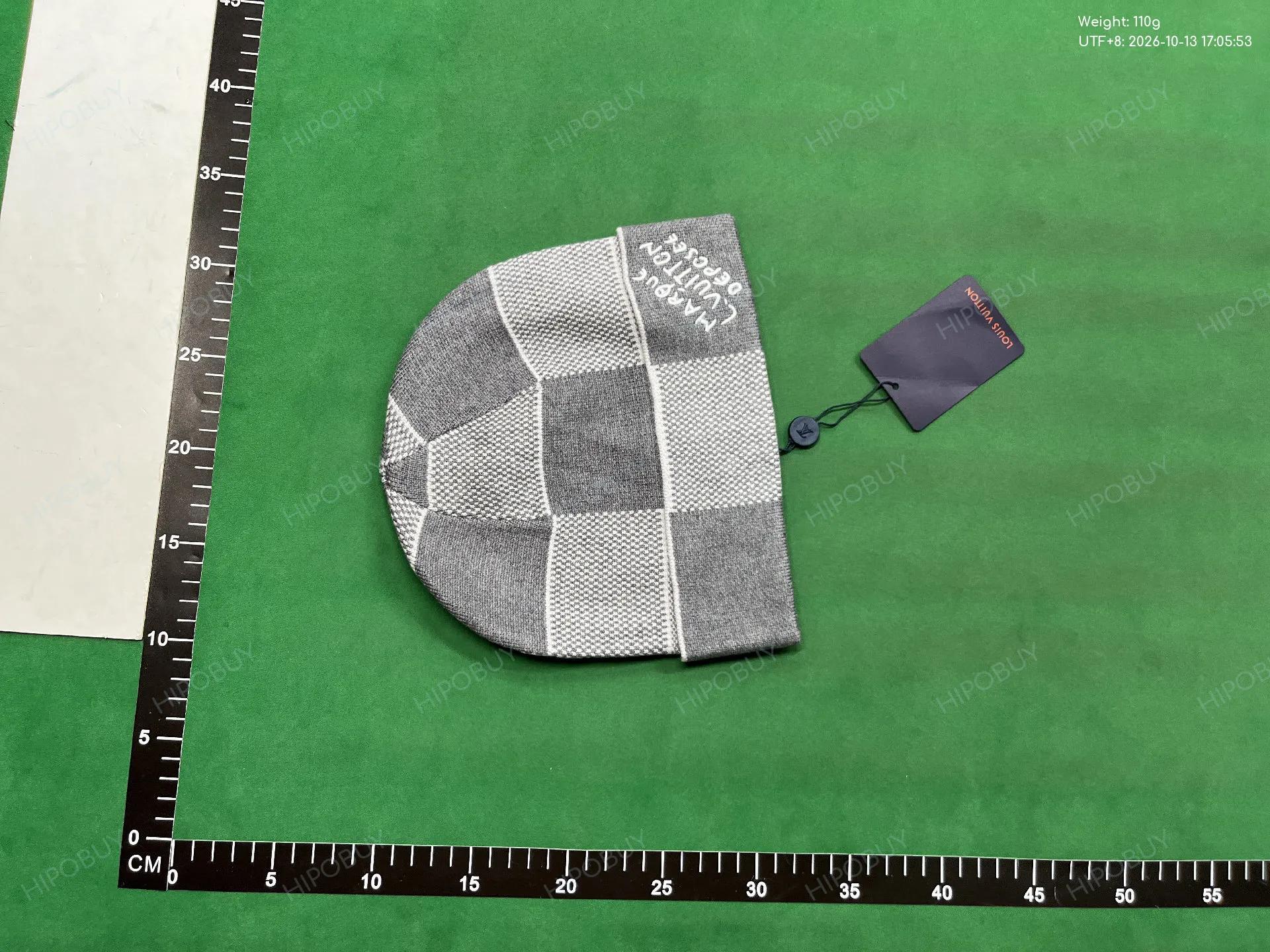 Foto QC 7 de Louis Vuitton Monogram Beanie Black