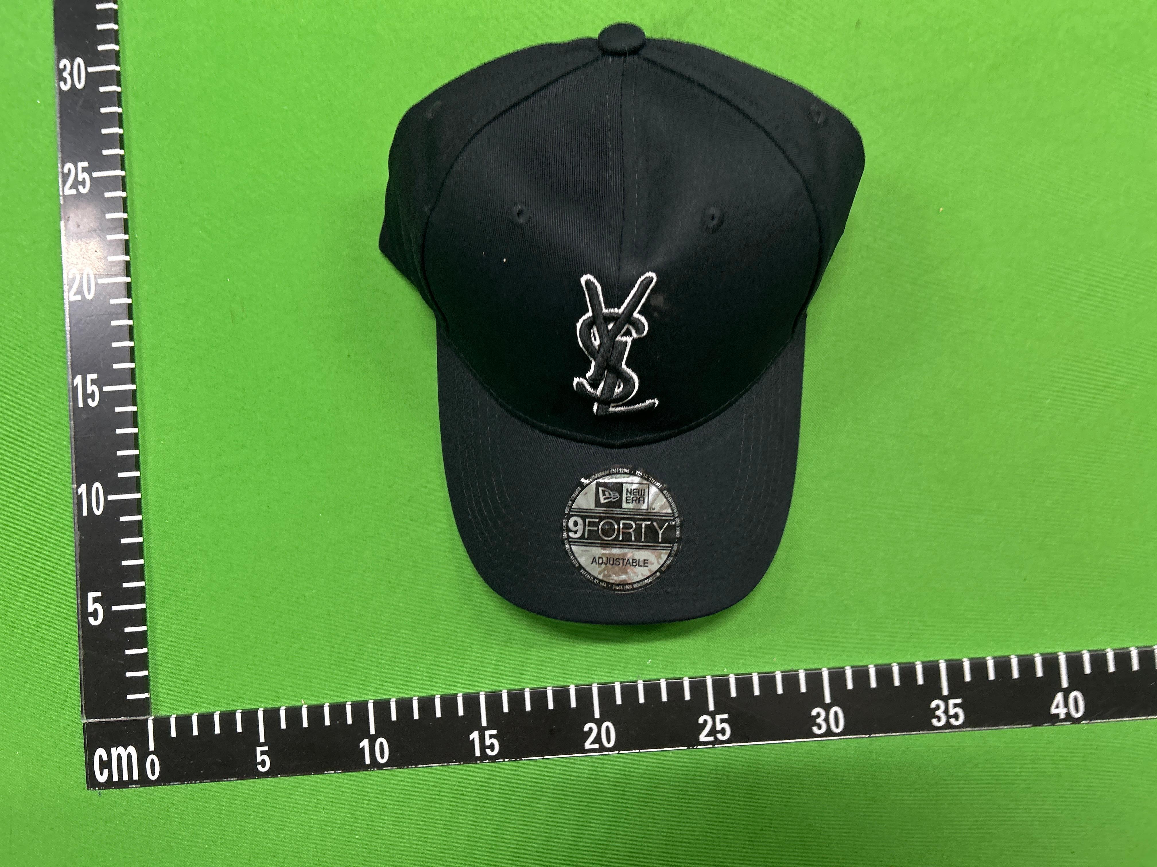 Foto QC 2 de Saint Laurent YSL Logo Cap Black Gold