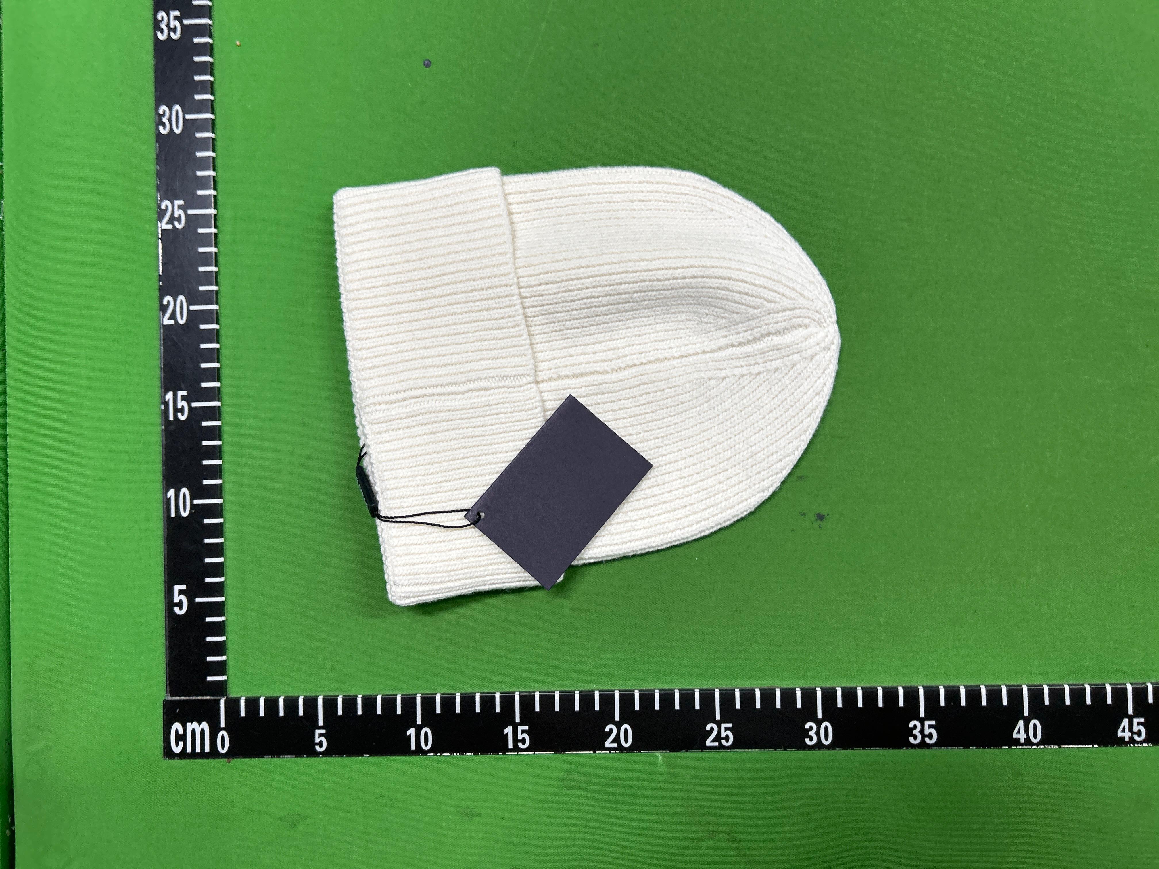 Foto QC 4 de Prada Triangle Logo Beanie Beige
