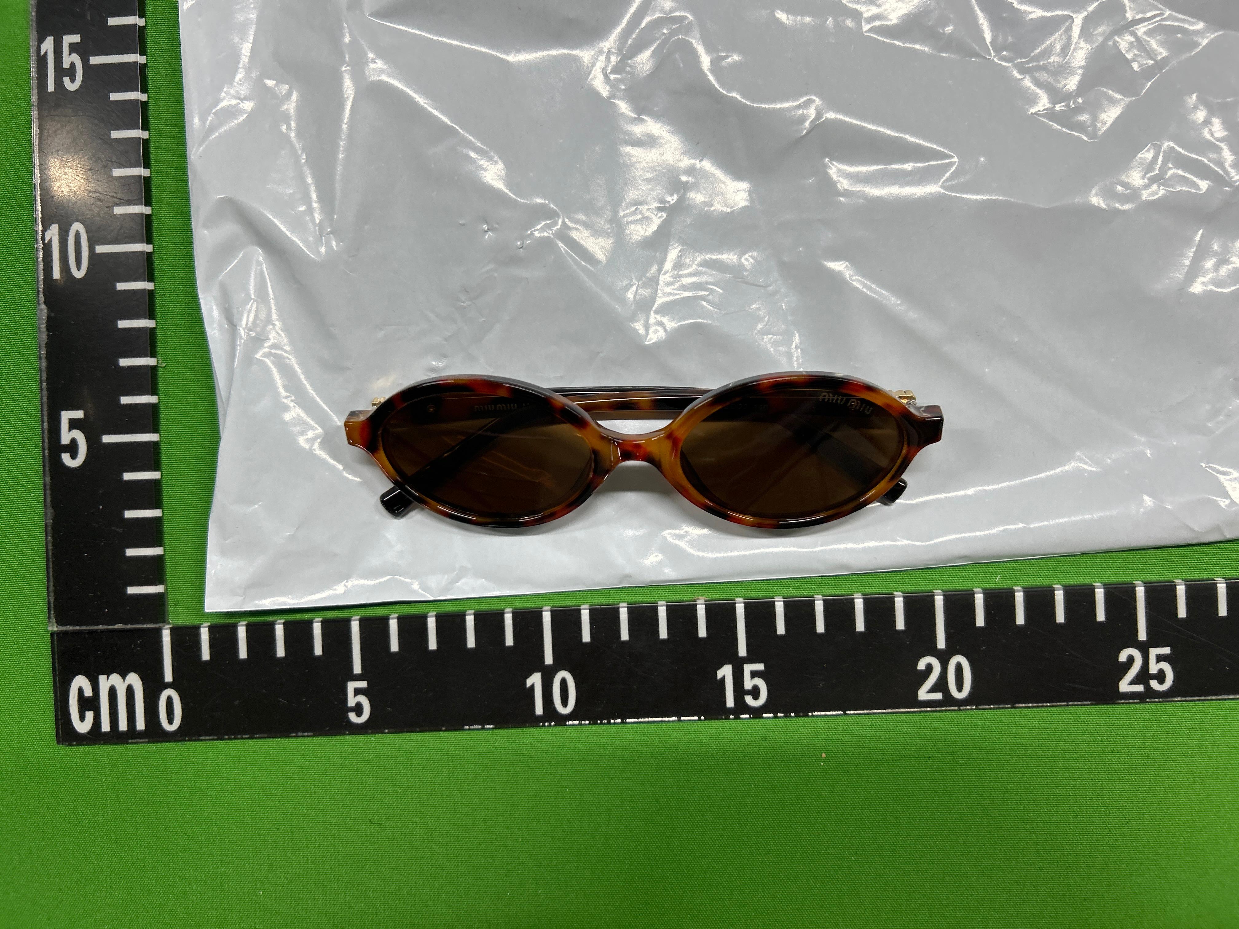 Foto QC 4 de Miu Miu Rectangle-Frame Acetate Sunglasses Burgundy Burgundy (003 AGT)