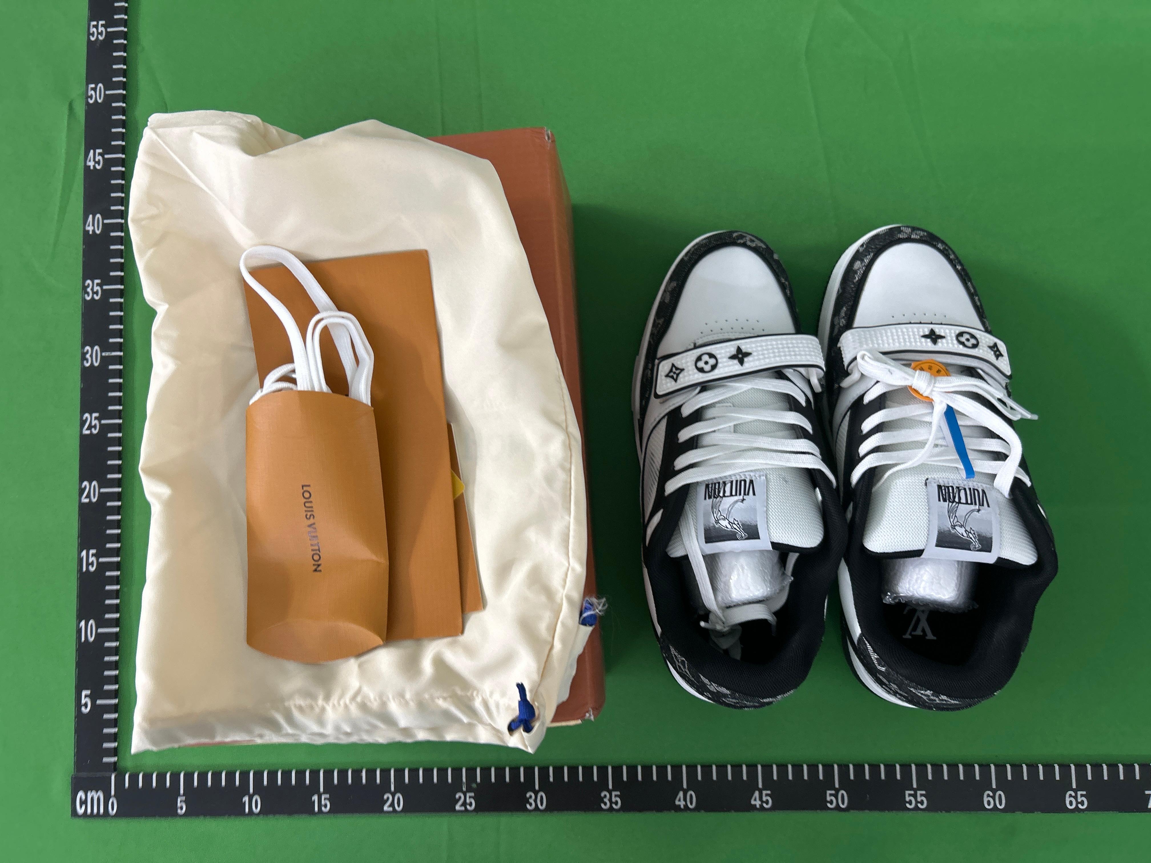 Foto QC 2 de Louis Vuitton Skate Low Black Swarovski Monogram 1ABMHV