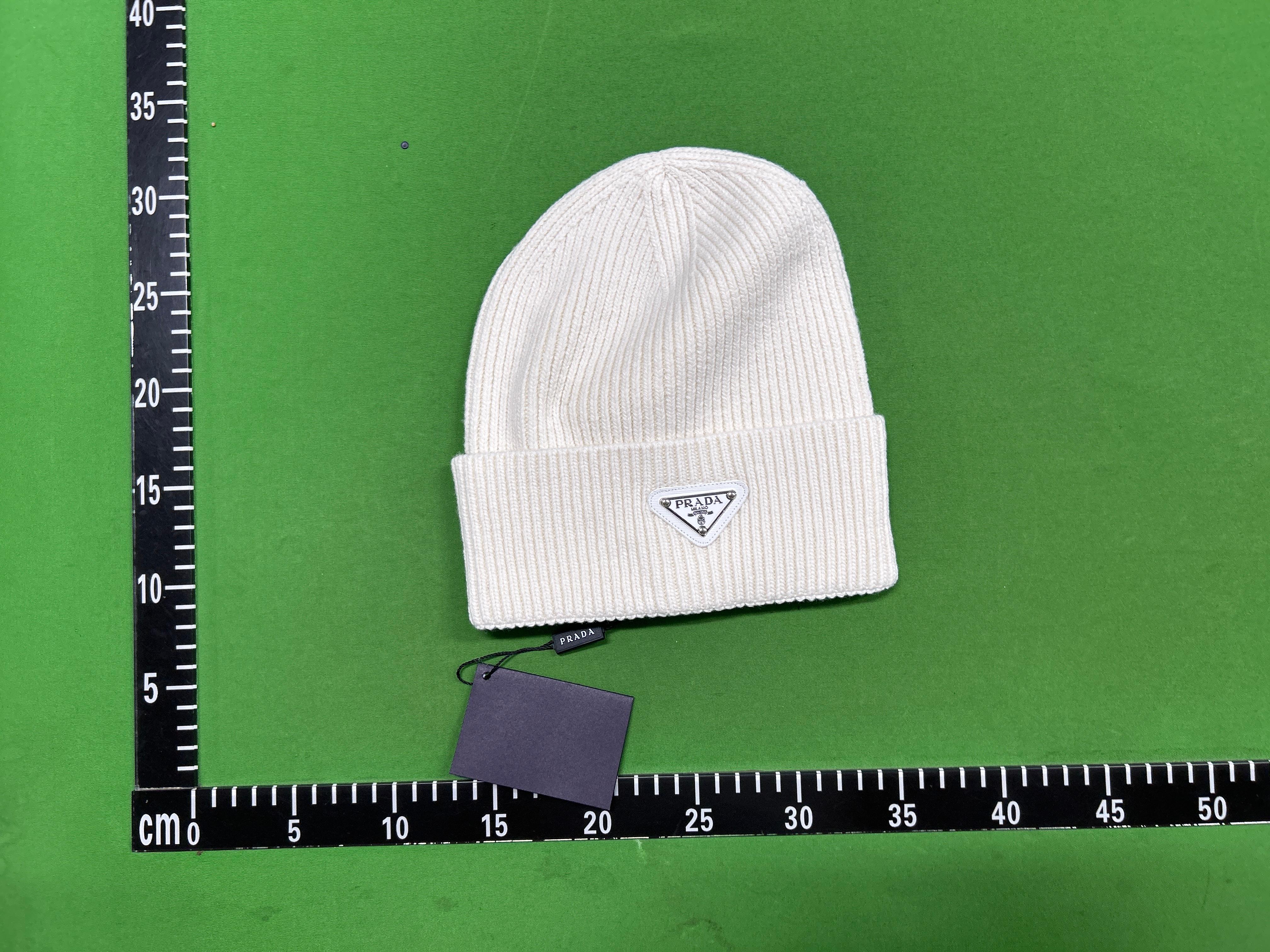 Foto QC 3 de Prada Triangle Logo Beanie Beige