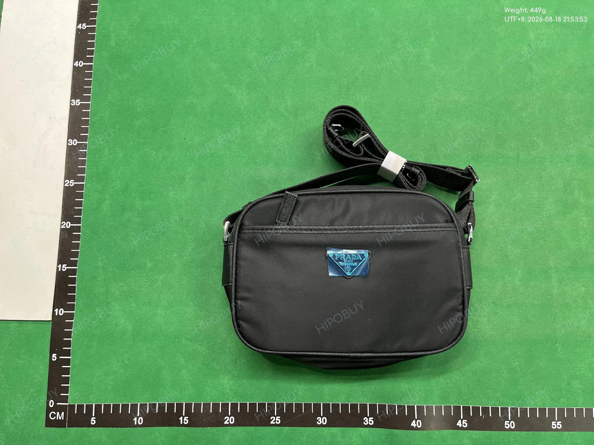 Foto QC 1 de Lacoste The Blend Messenger Bag Small Monogram Canvas Black