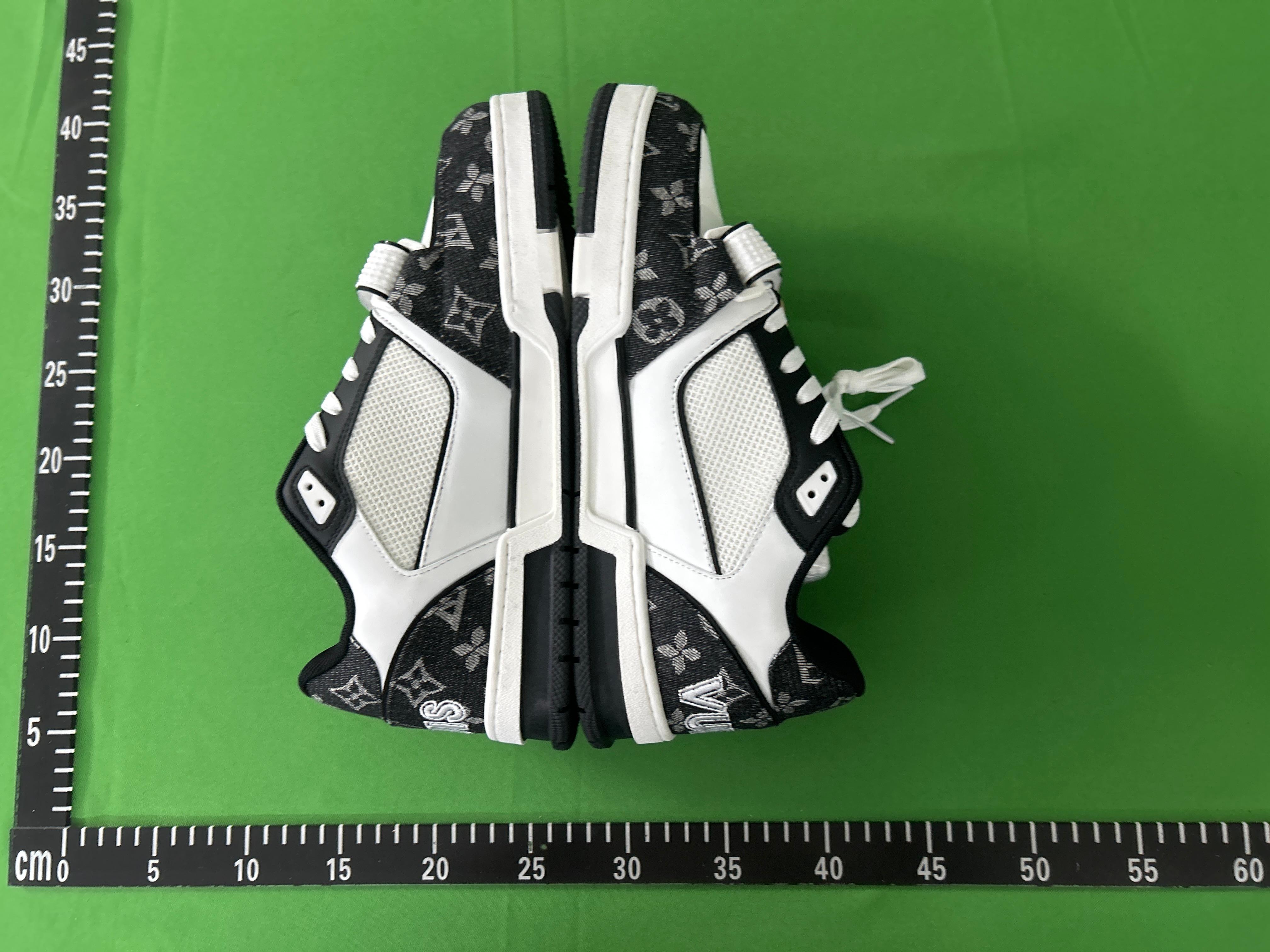 Foto QC 4 de Louis Vuitton Skate Low Black Swarovski Monogram 1ABMHV