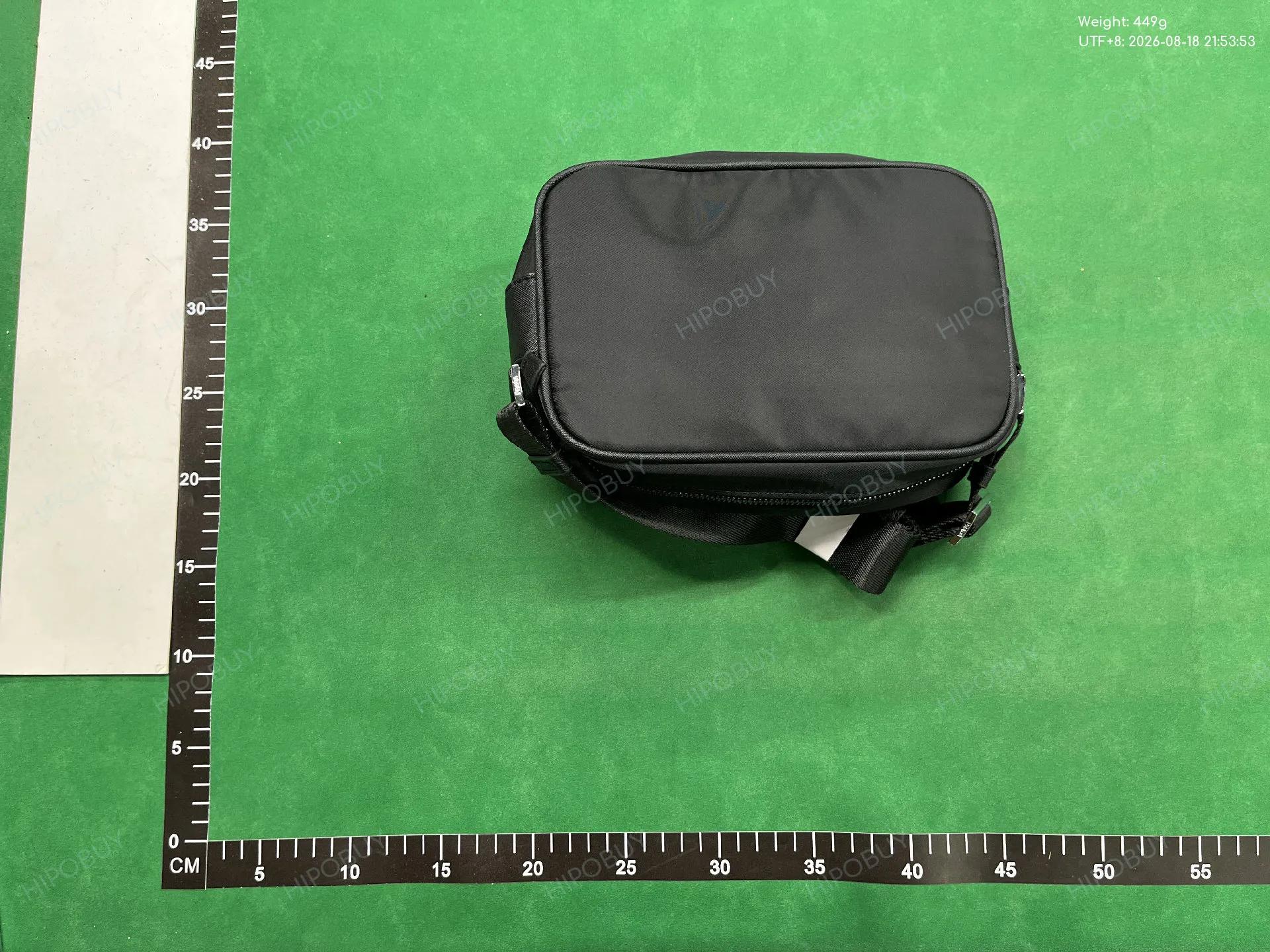 Foto QC 2 de Lacoste The Blend Messenger Bag Small Monogram Canvas Black