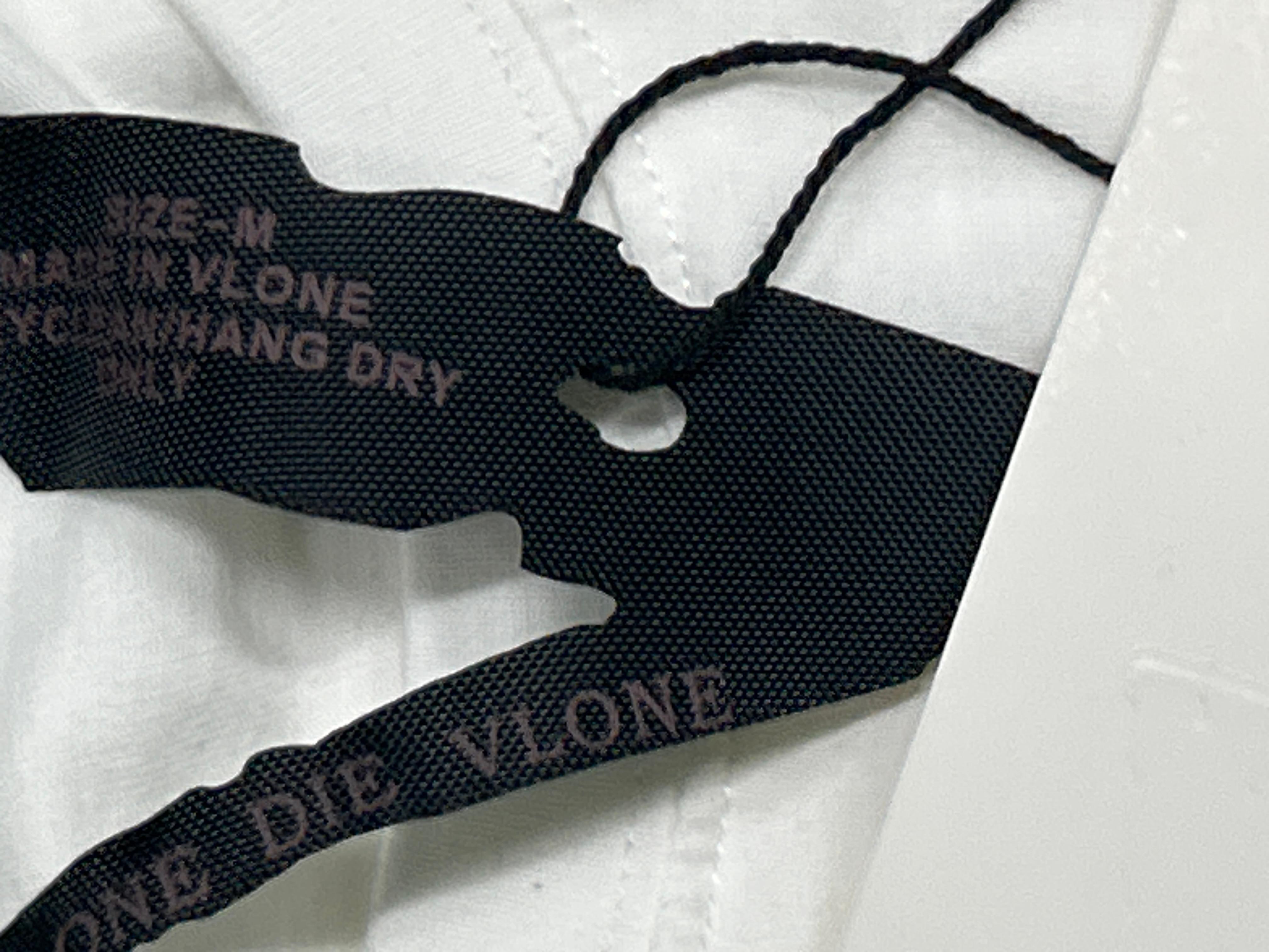 Foto QC 2 de Vlone Naruto Sasuke Akatsuki V Logo T-shirt White