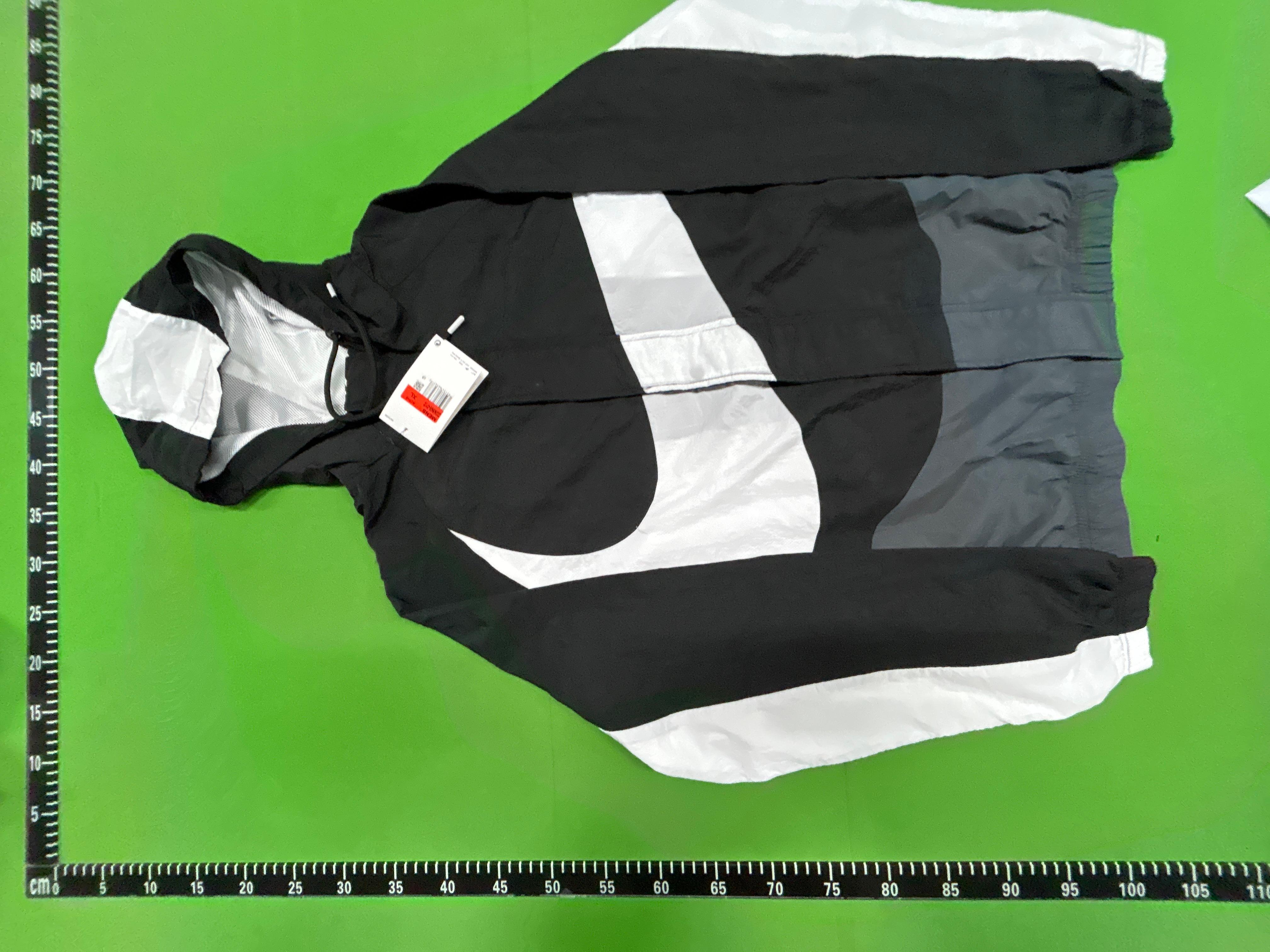 Foto QC 3 de Nike Sportswear Swoosh Woven Jacket Large Logo Black White