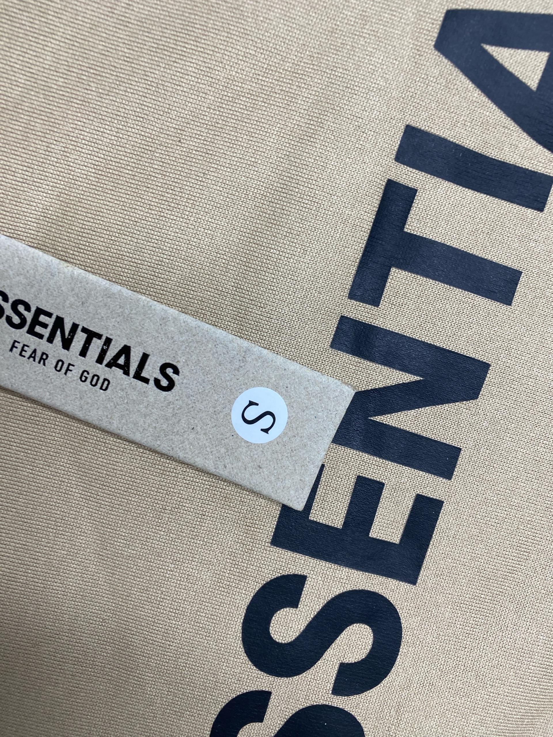 Foto QC 3 de Fear of God Essentials Essentials Logo Hoodie Tan