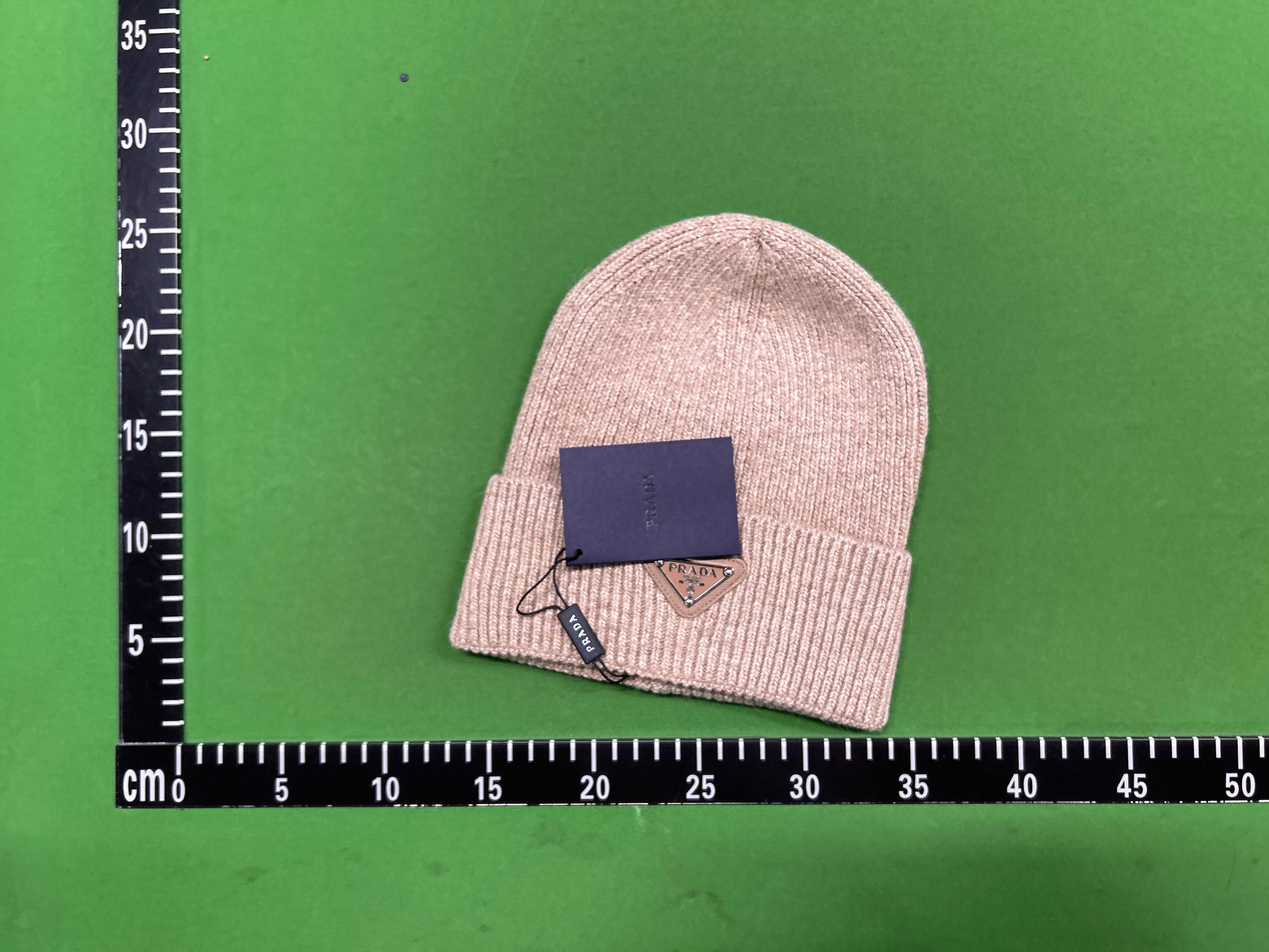 Foto QC 5 de Prada Triangle Logo Beanie Beige