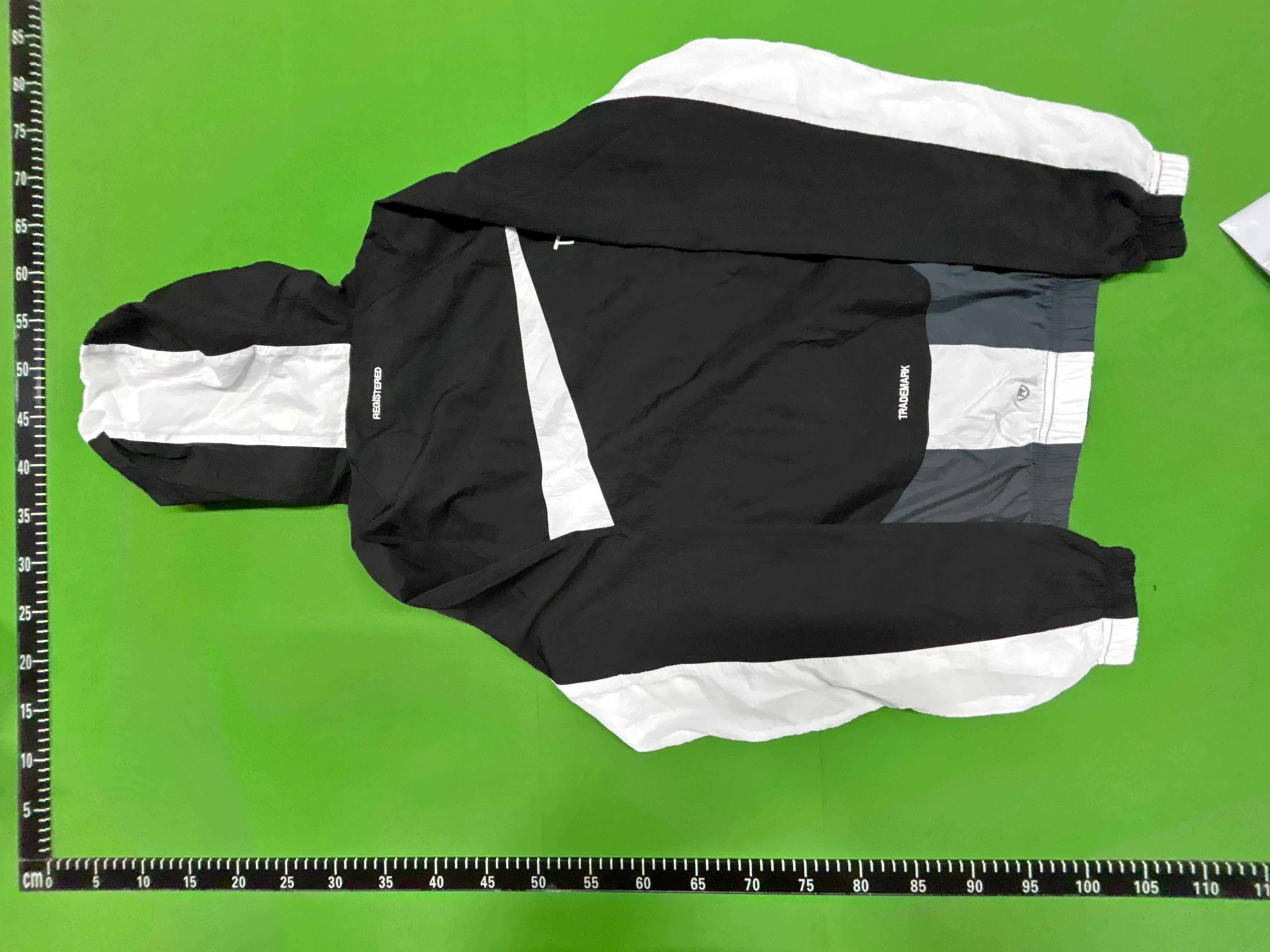 Foto QC 4 de Nike Sportswear Swoosh Woven Jacket Large Logo Black White