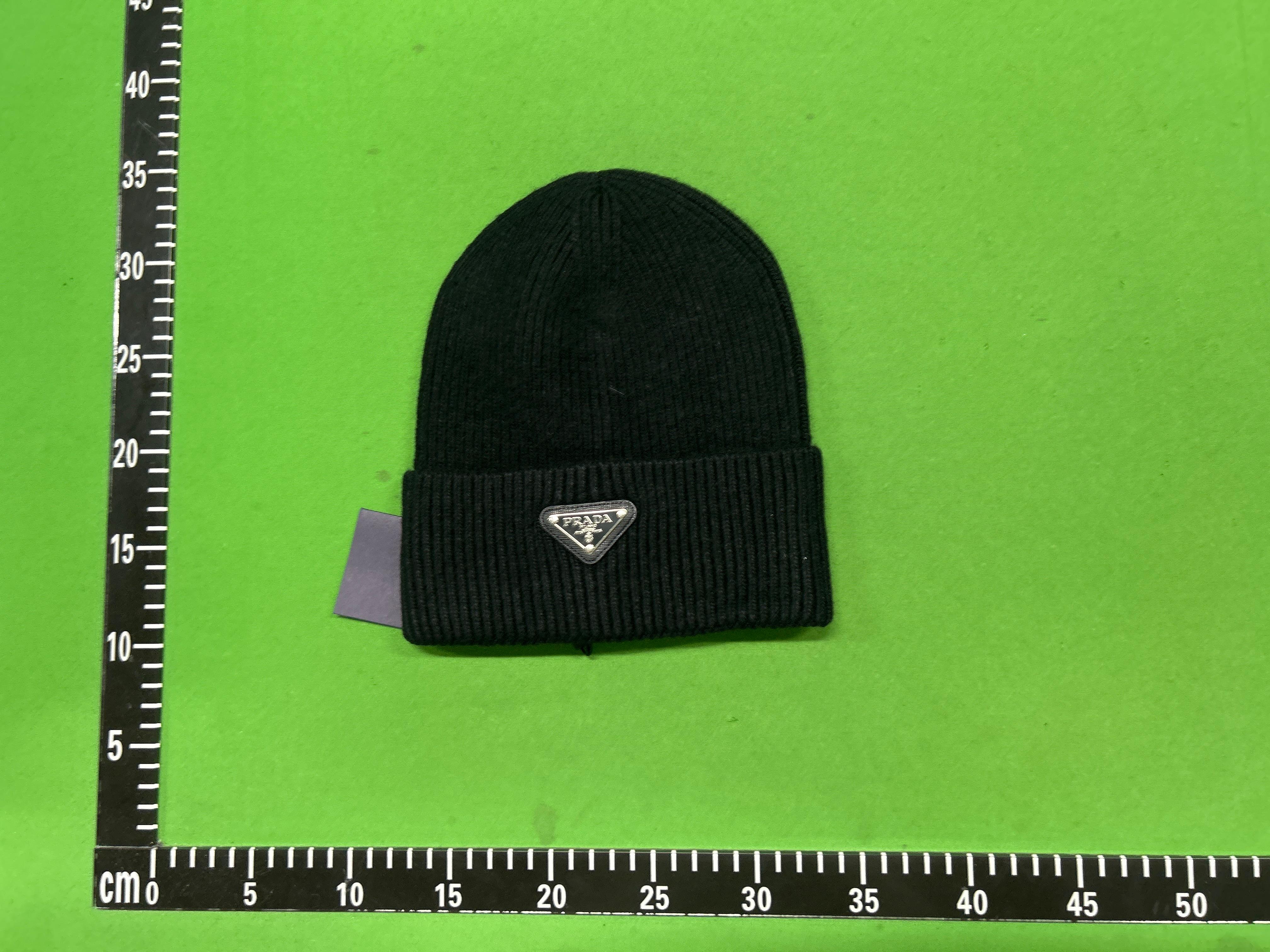 Foto QC 2 de Prada Triangle Logo Beanie Beige