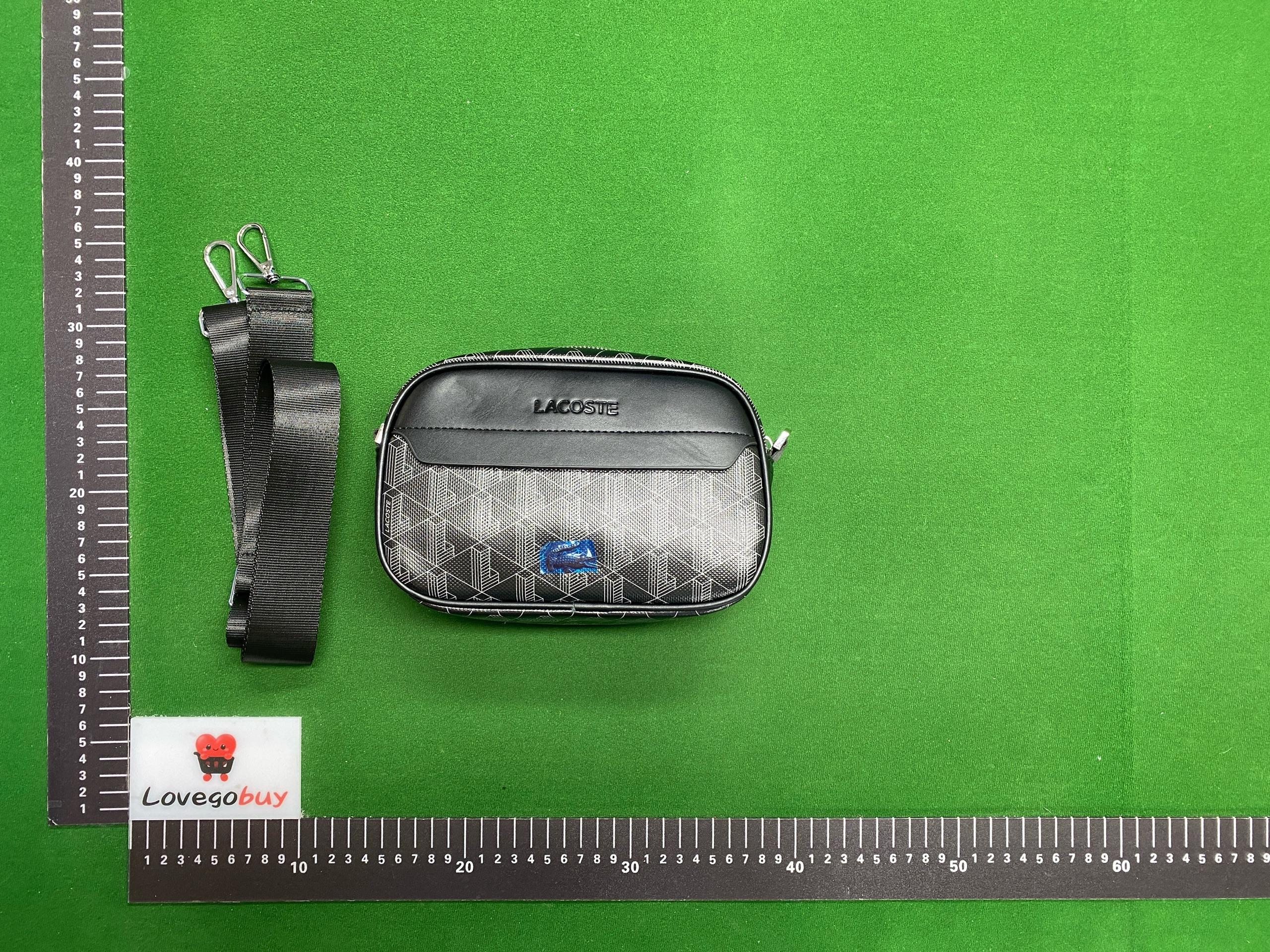 Foto QC 5 de Lacoste The Blend Monogram Crossbody Bag Small Black