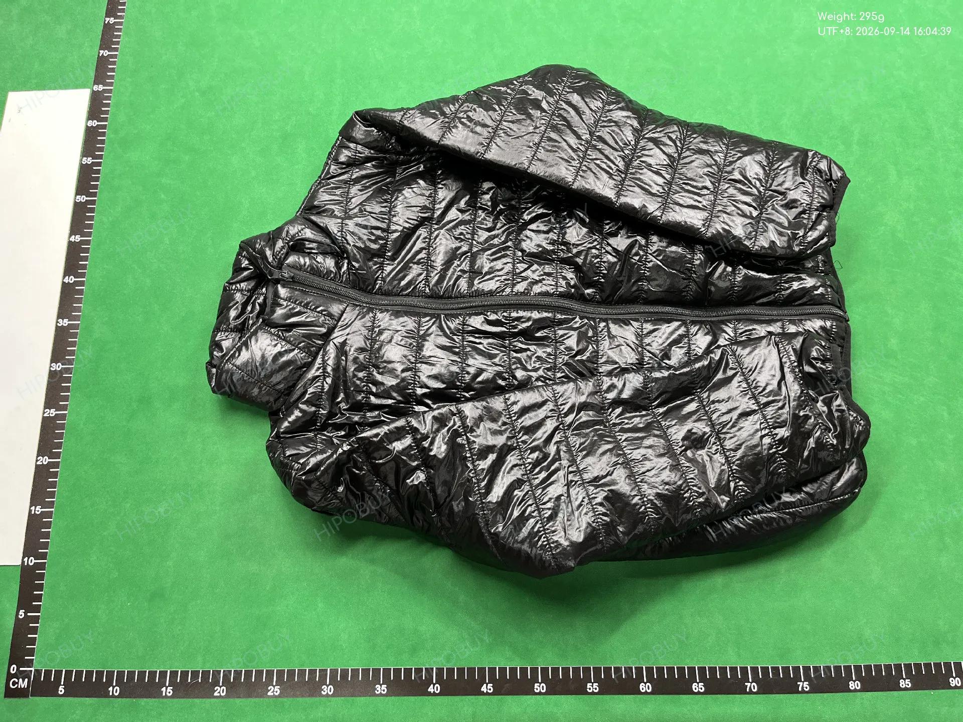 Foto QC 8 de EA7 Emporio Armani Core Identity Hooded Down Jacket Gold Logo Black